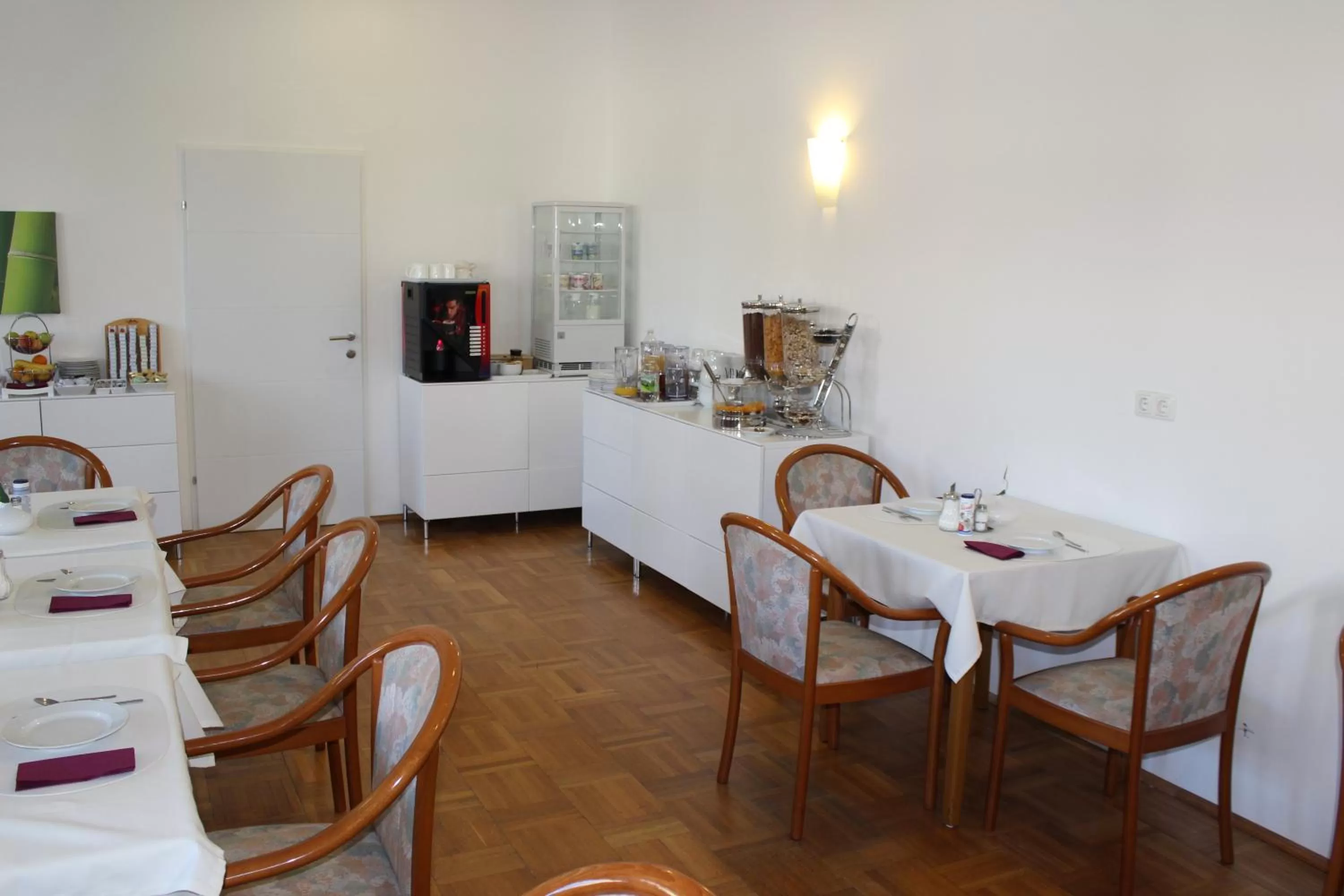 Restaurant/places to eat in Hotel Michael