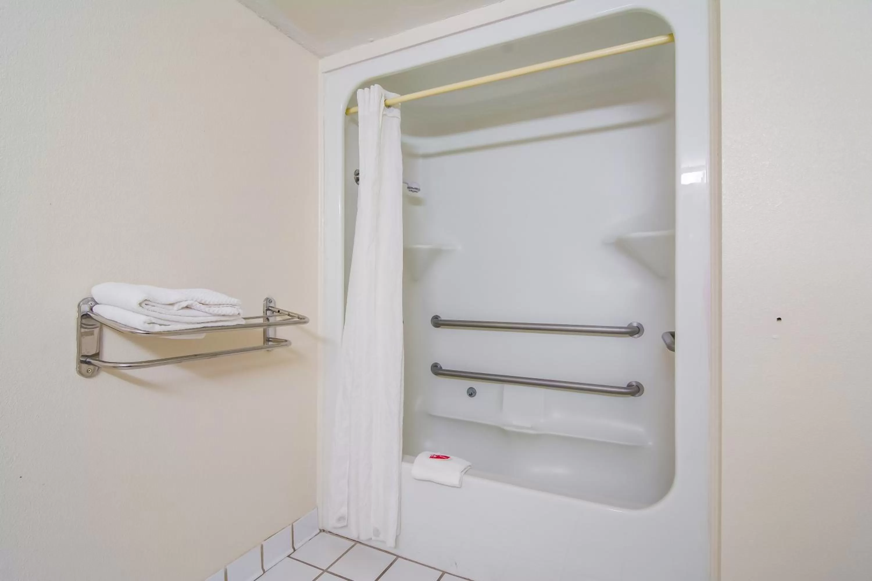 Bathroom in Econo Lodge Garner - Raleigh