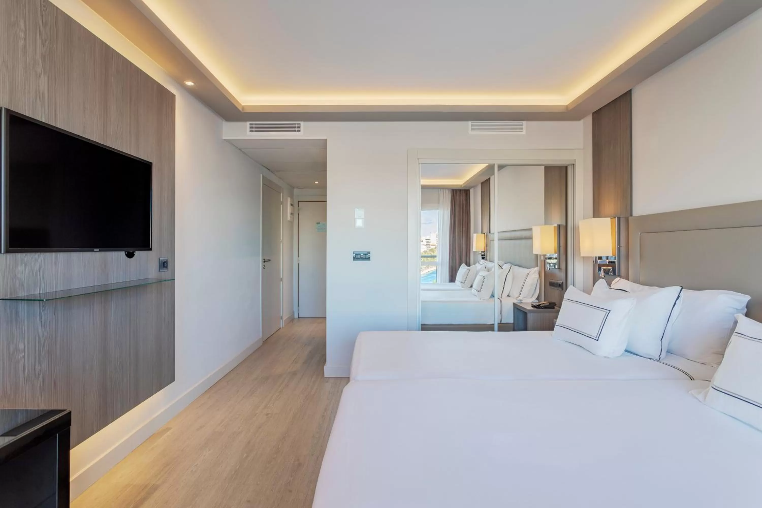 Photo of the whole room, Bed in Melia Alicante