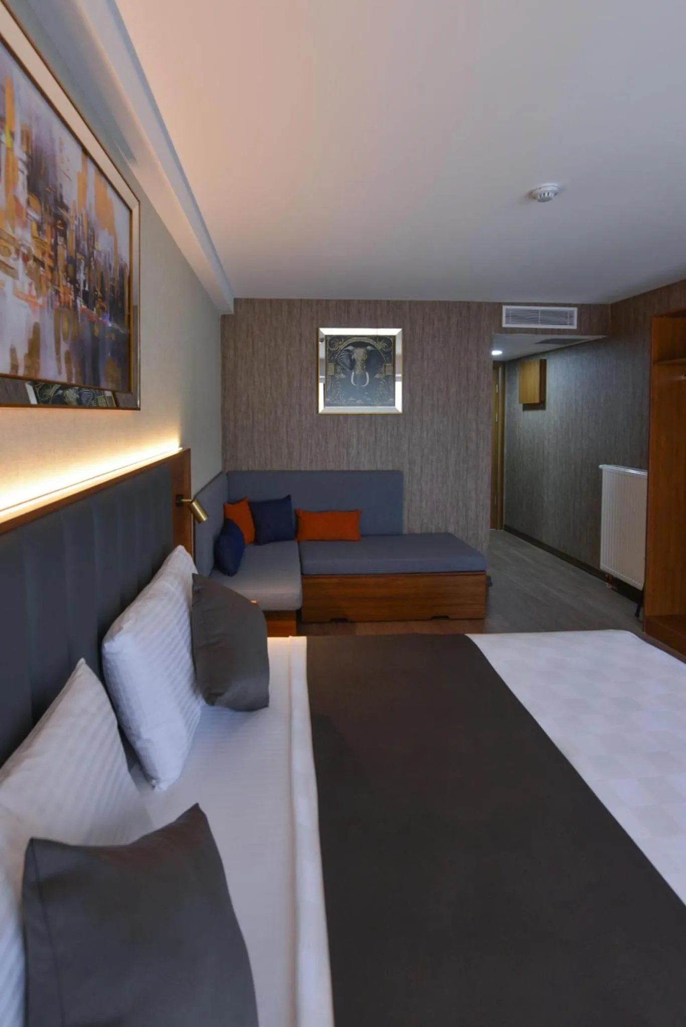 Seating area, Bed in İSTPORT GARDEN HOTELS