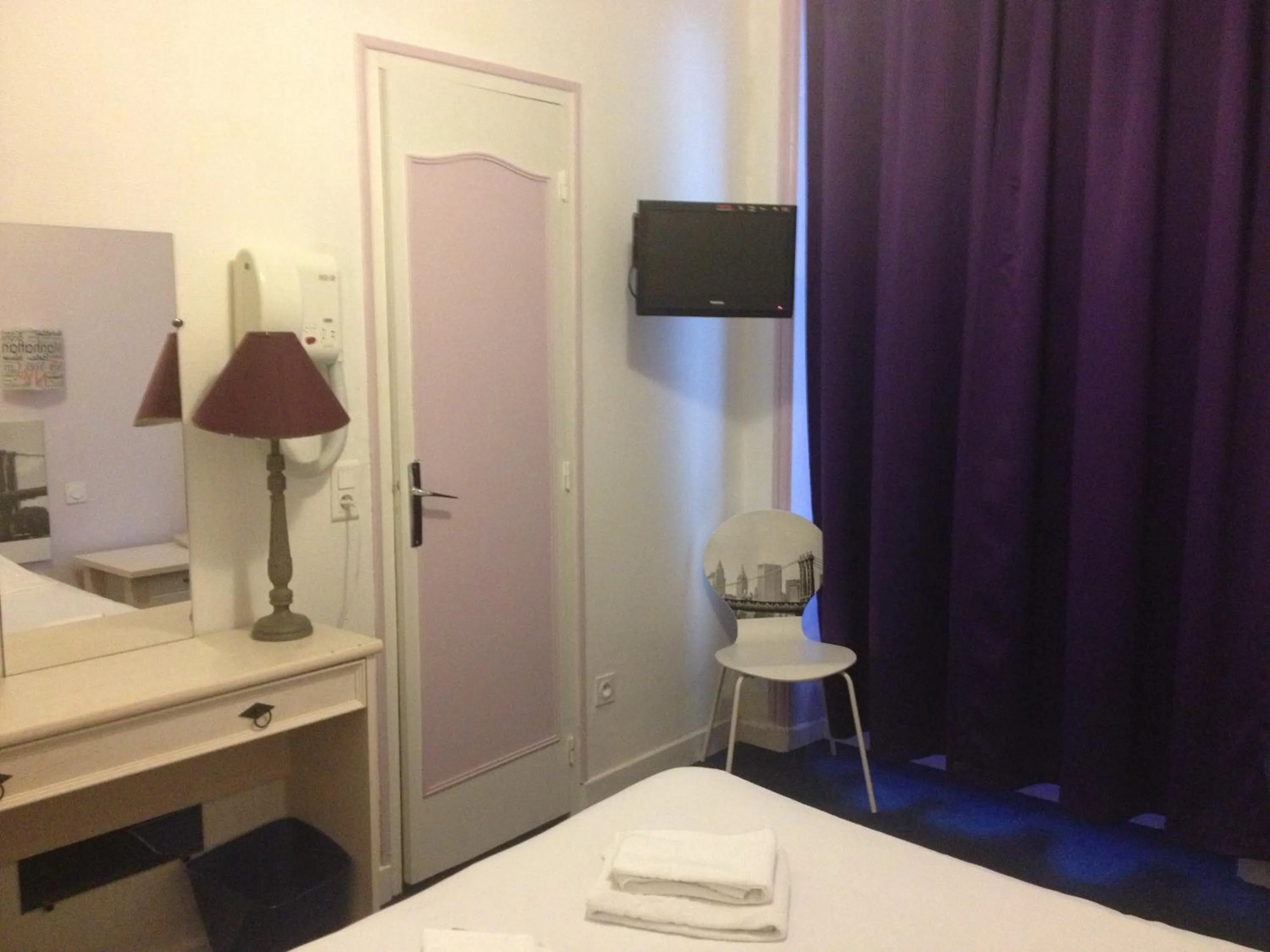 Bed in Hotel Couleurs Sud Centre-ville Gare Charleville-Mézières