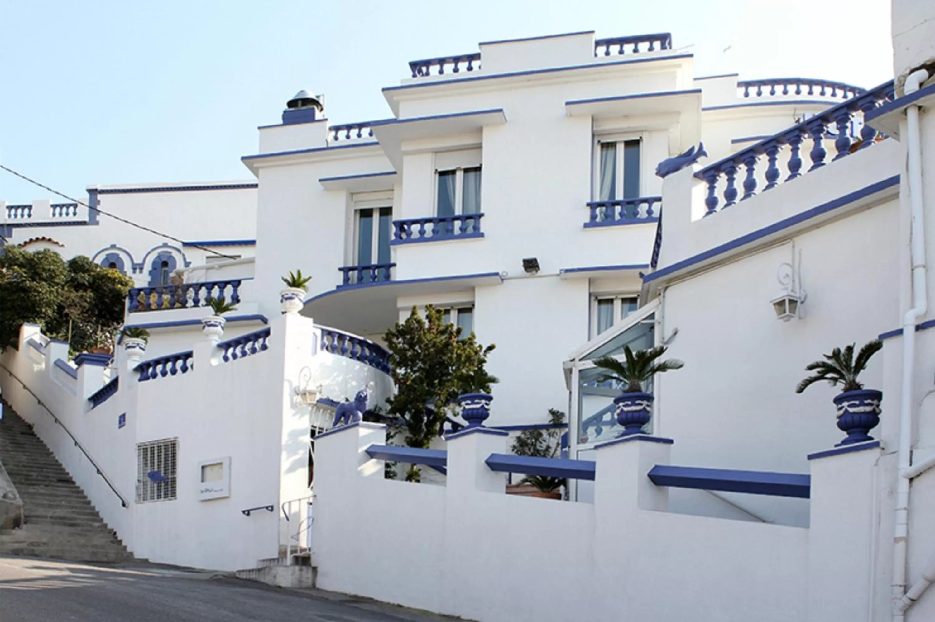 Facade/entrance in Le Rhul
