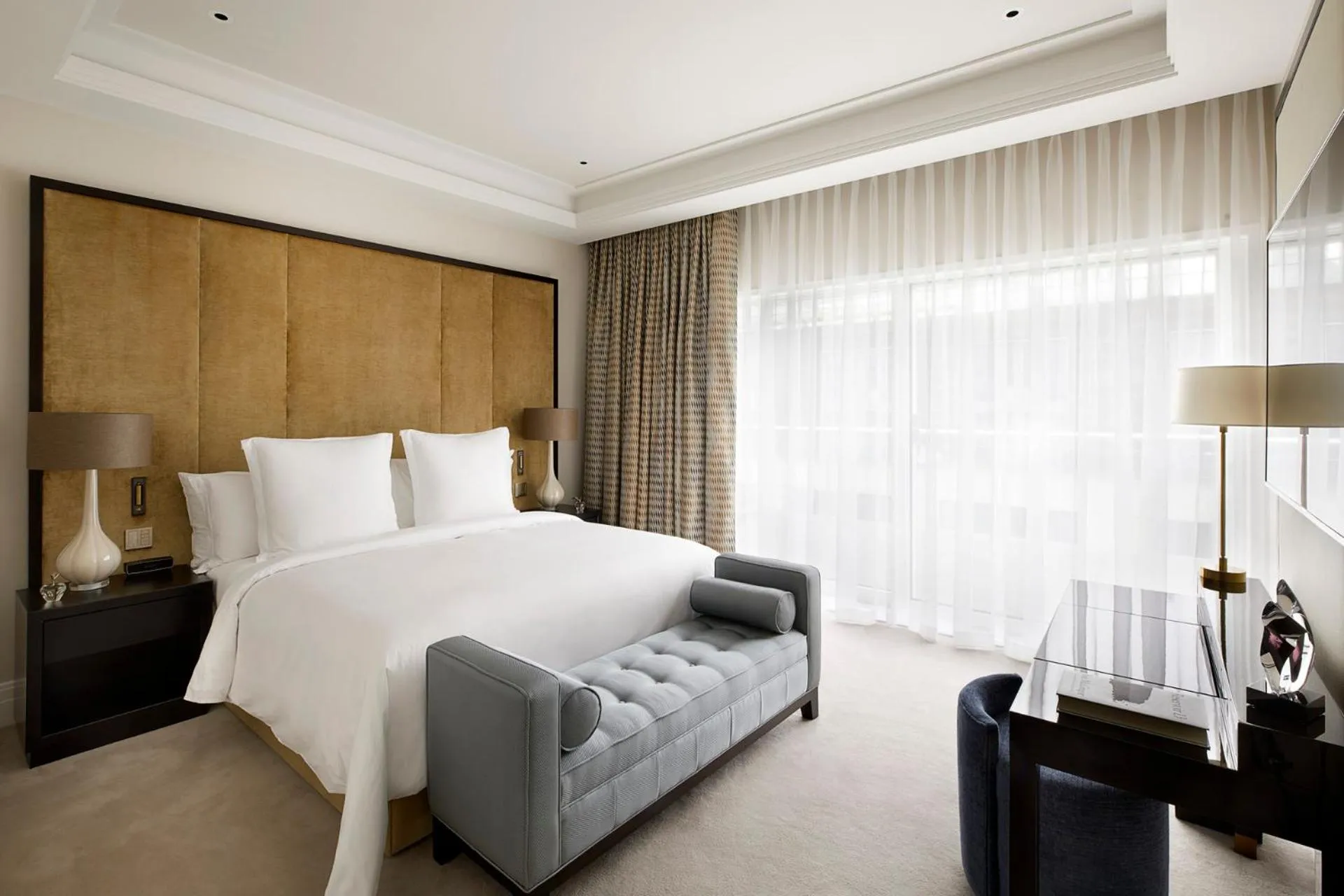 Bedroom, Bed in Four Seasons Hotel London at Tower Bridge
