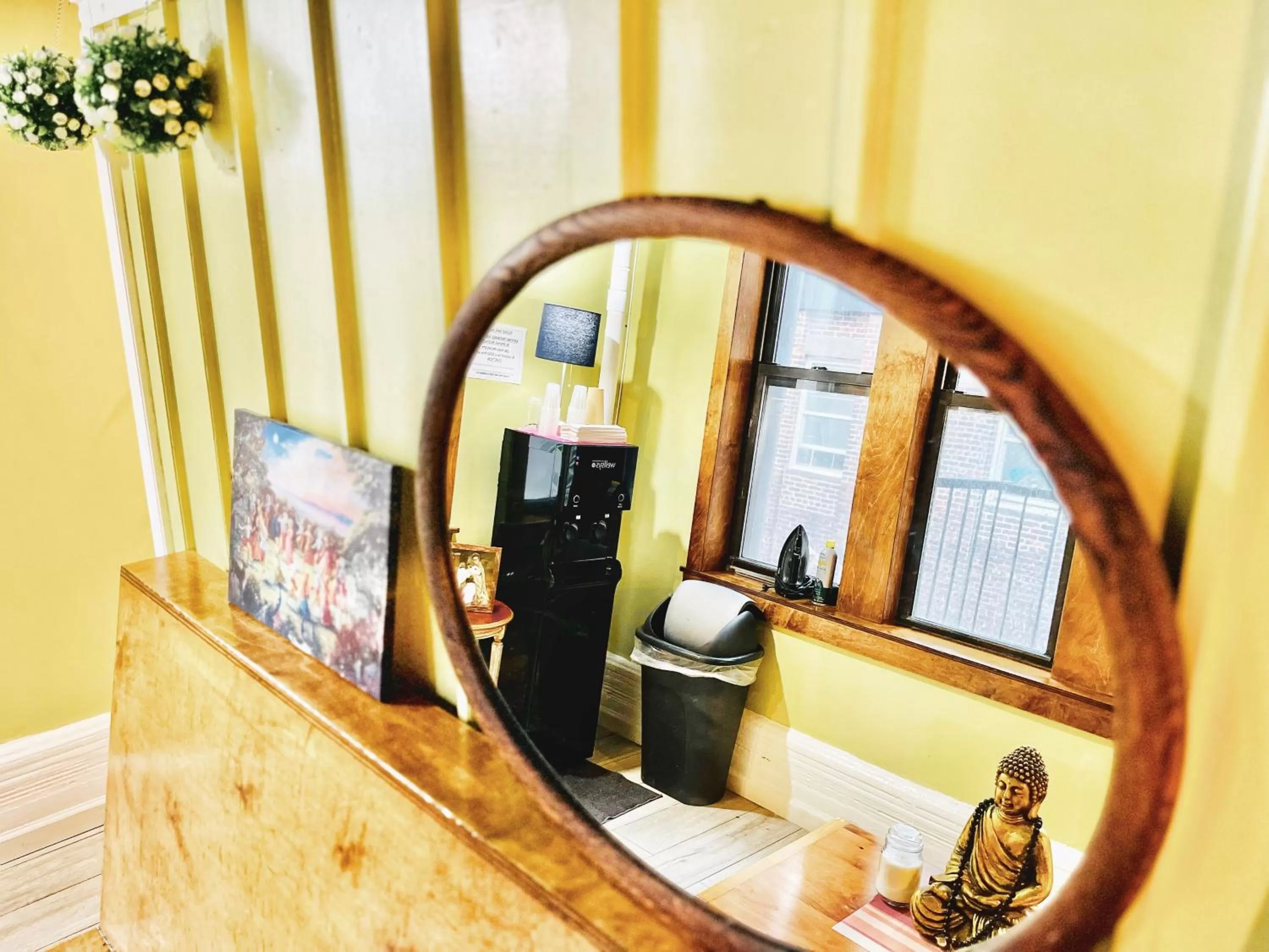 Seating area in New York Spirit Retreats HOSTEL