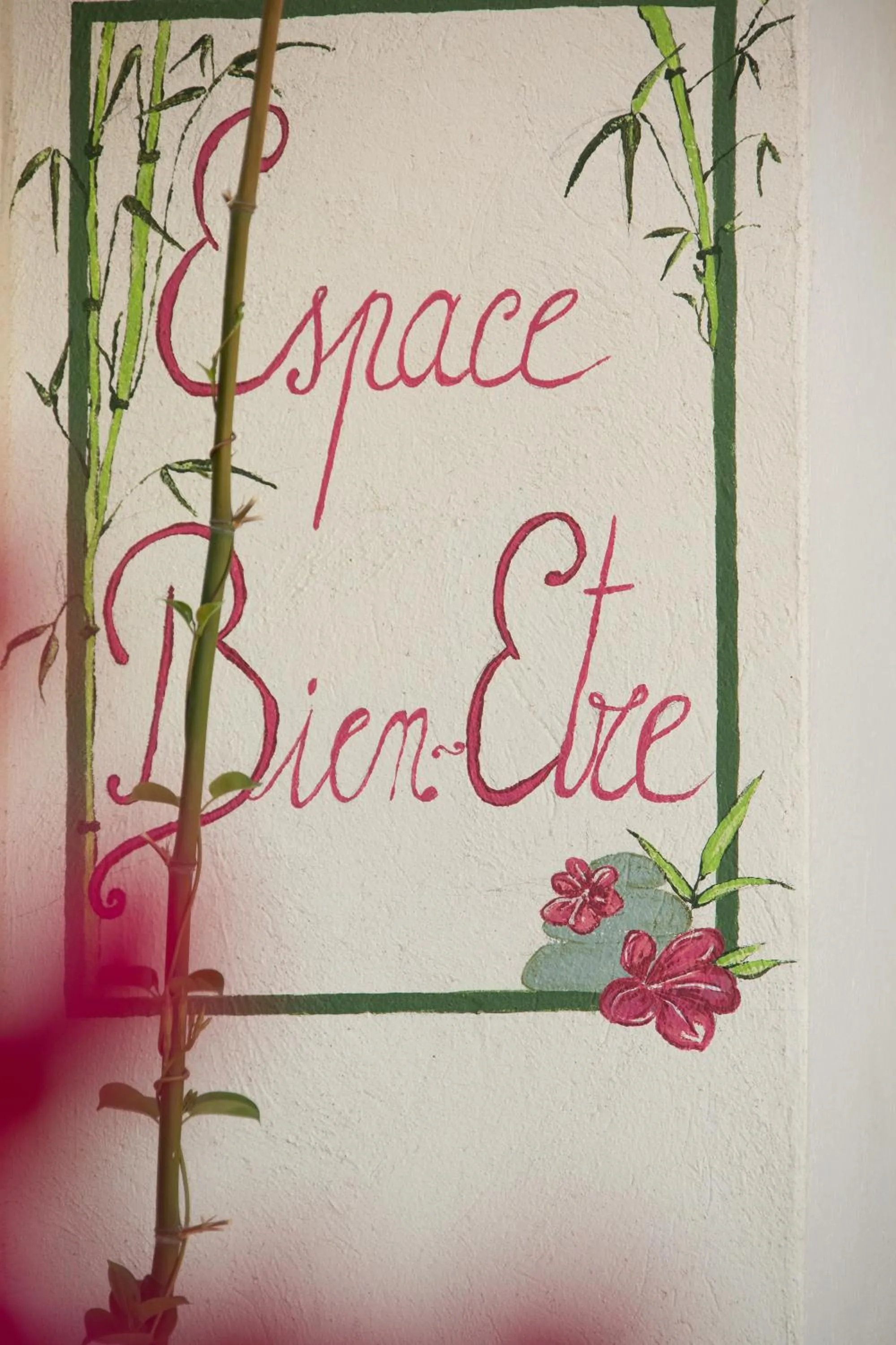 Text overlay in Le Mas de Cocagne