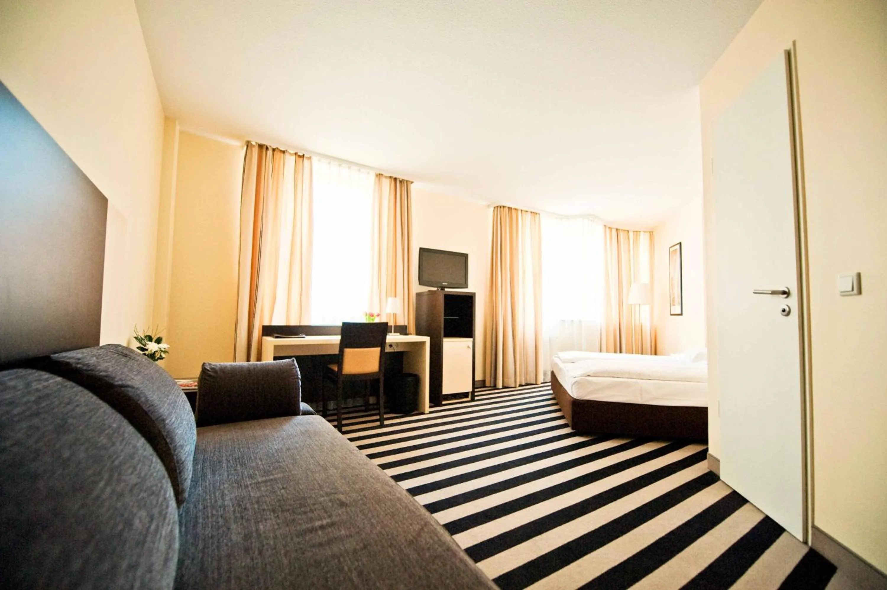 Communal lounge/ TV room, Bed in Bristol Hotel - Frankfurt City Centre - Central