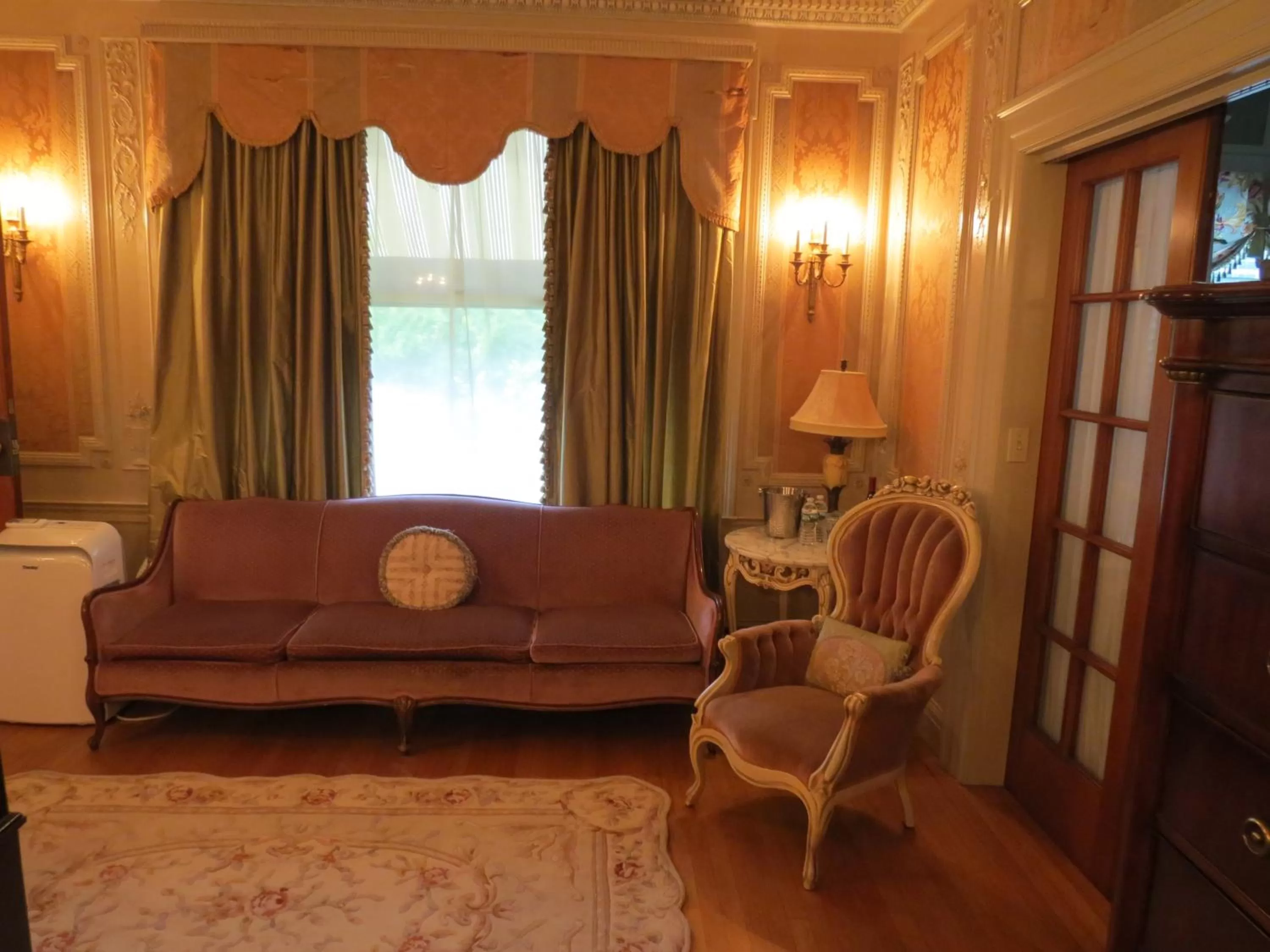 Seating area in Silver Fountain Inn