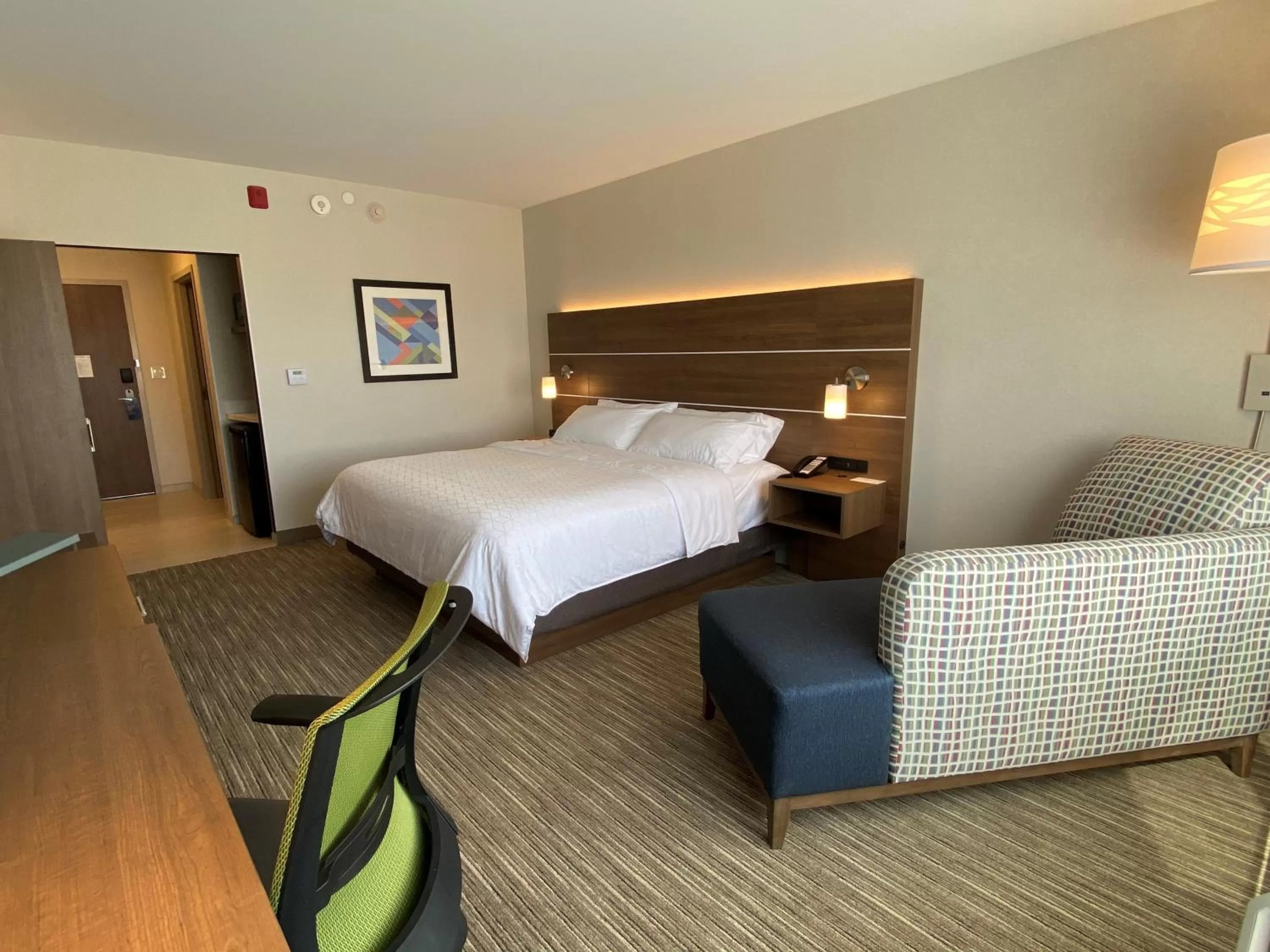 Photo of the whole room, Bed in Holiday Inn Express & Suites - Aurora by IHG
