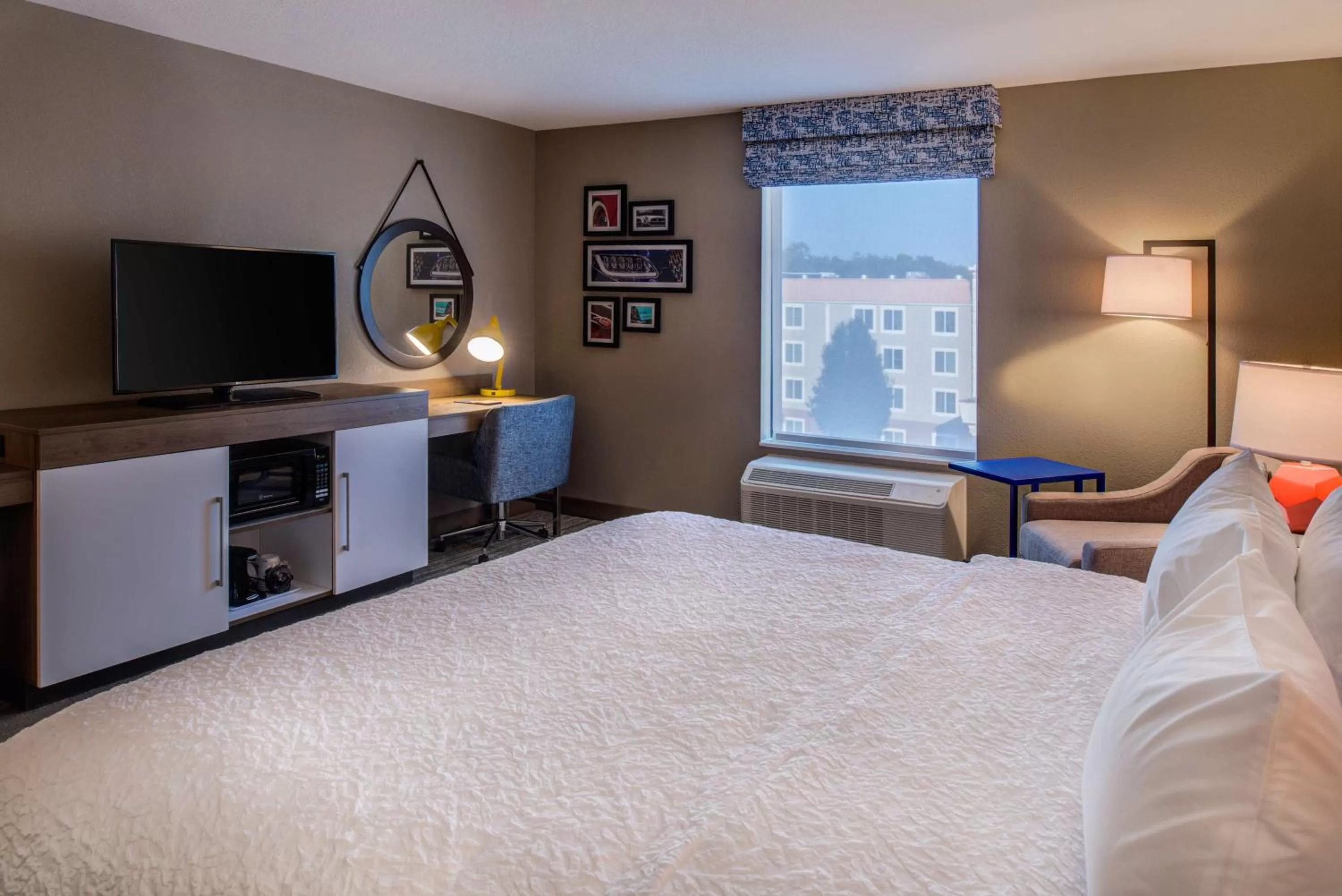 Bedroom, Bed in Hampton Inn & Suites Wixom/Novi/Detroit, Mi