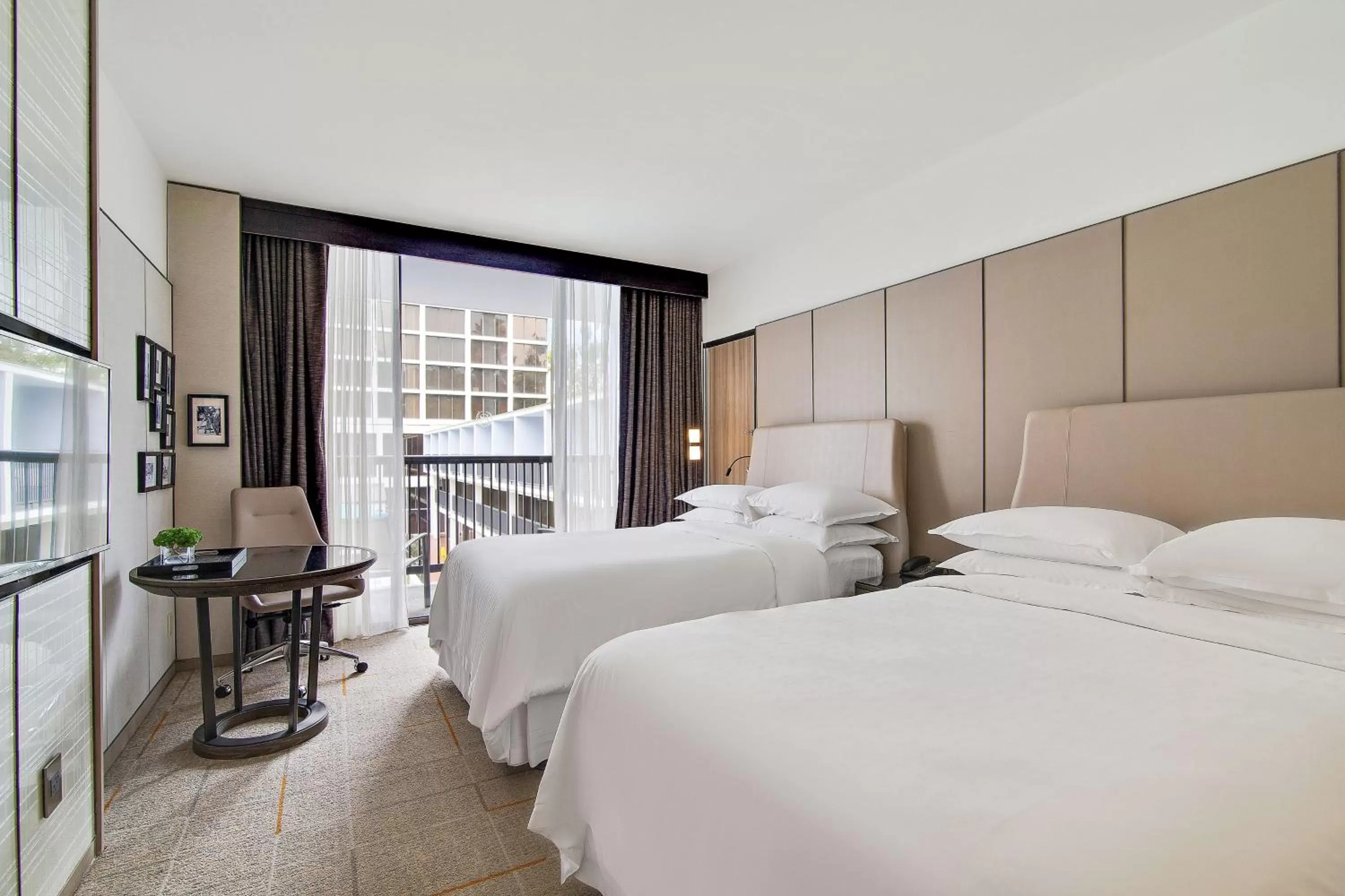 Swimming pool, Bed in Sheraton Universal