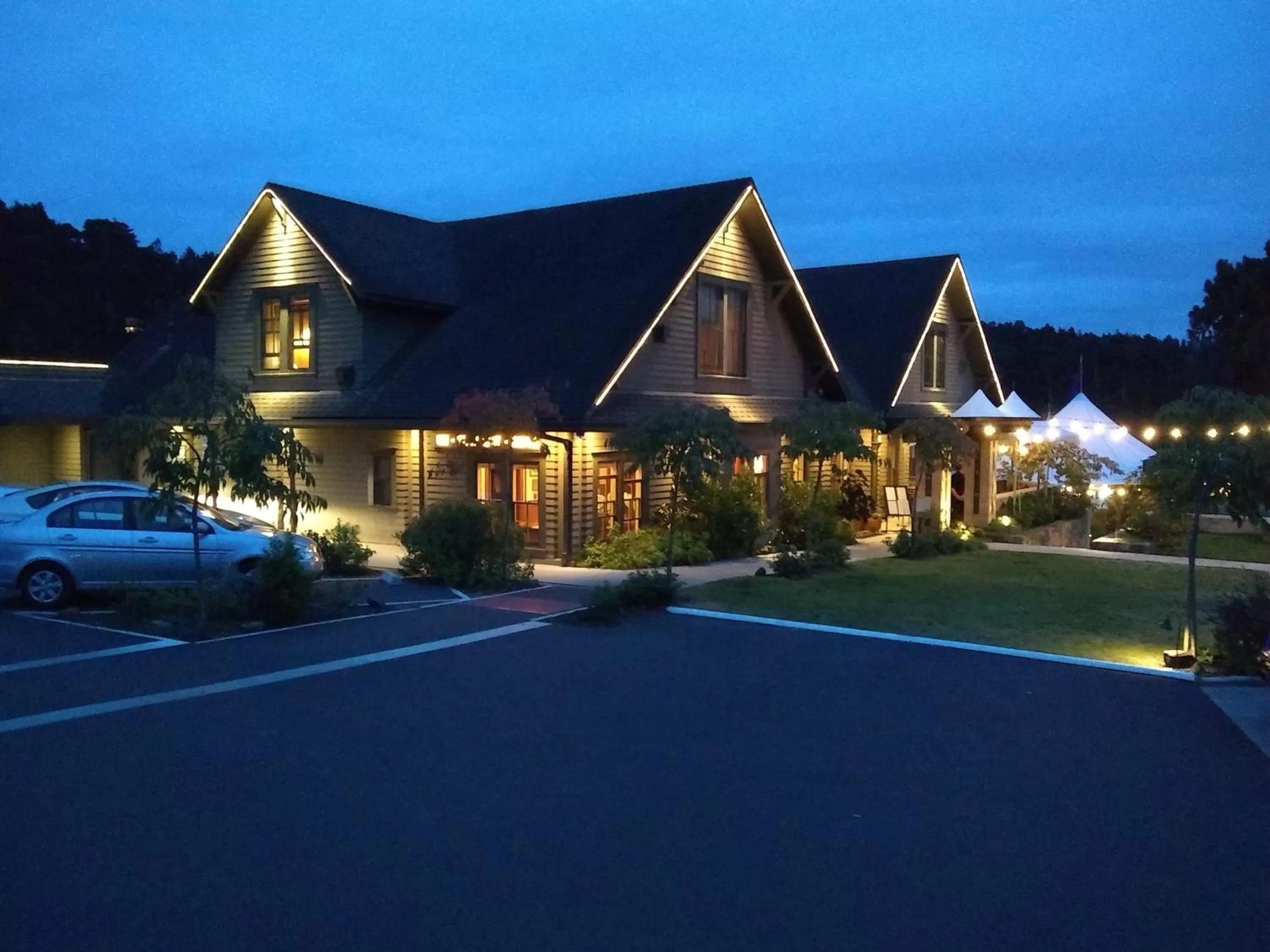 Facade/entrance in Noyo Harbor Inn