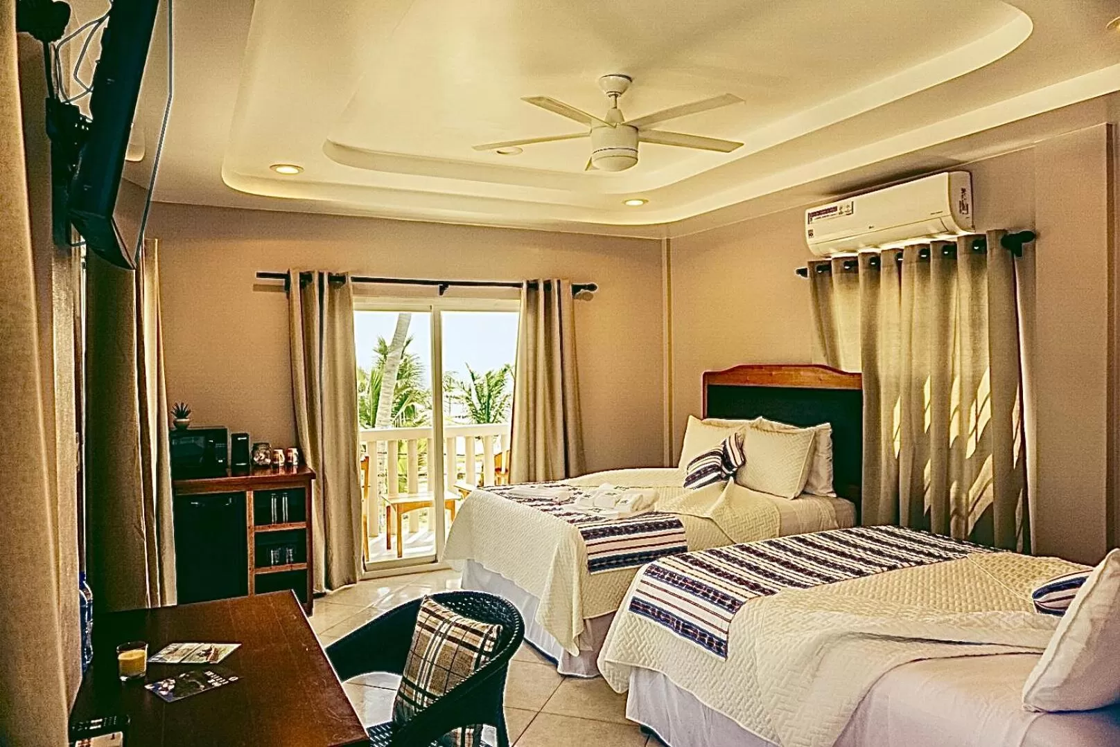 Bathroom, Bed in La Isla Resort