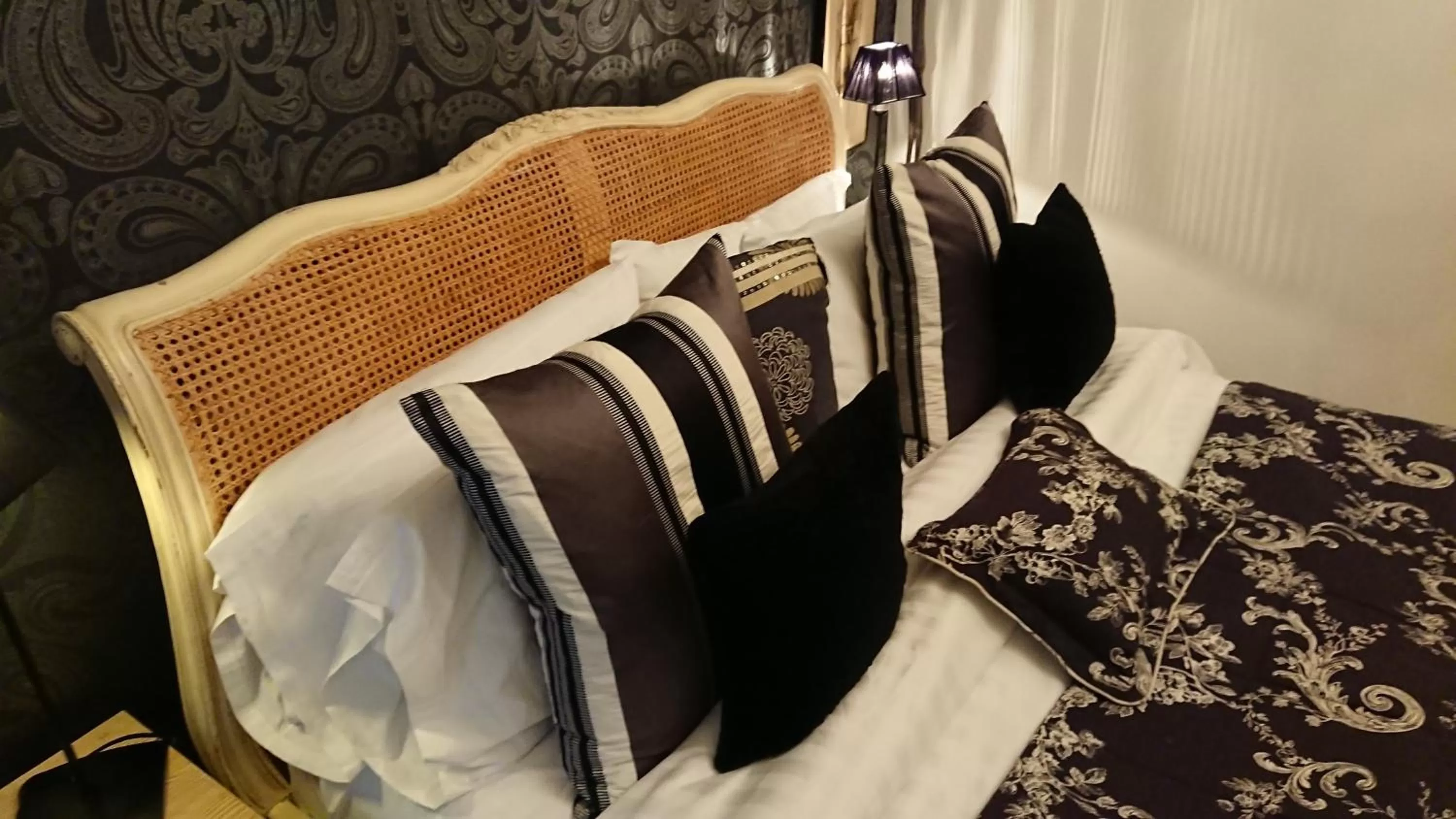 Bed in Teardrop Cottage