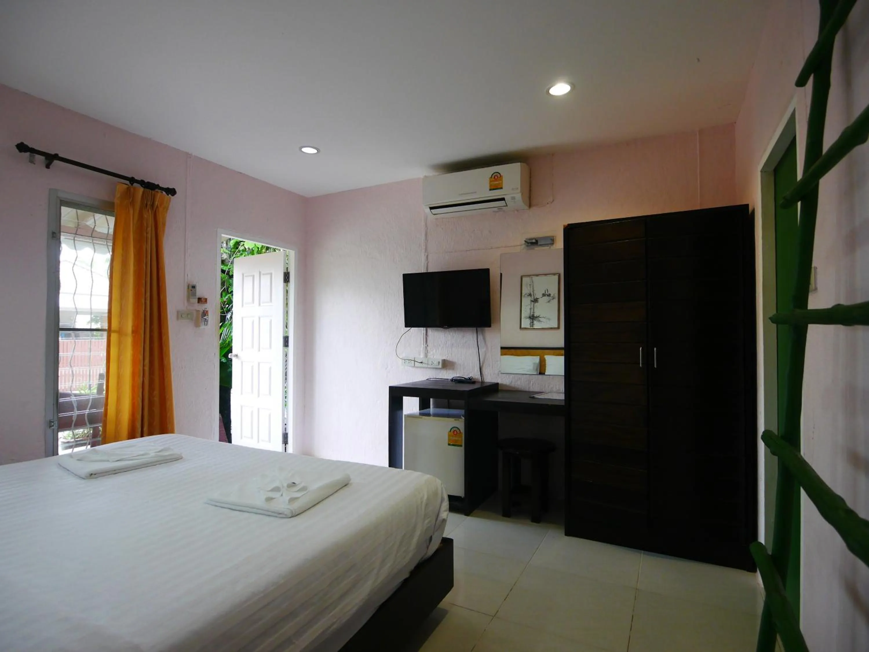 Photo of the whole room, Bed in Forest Bungalows & Mama's Restaurant