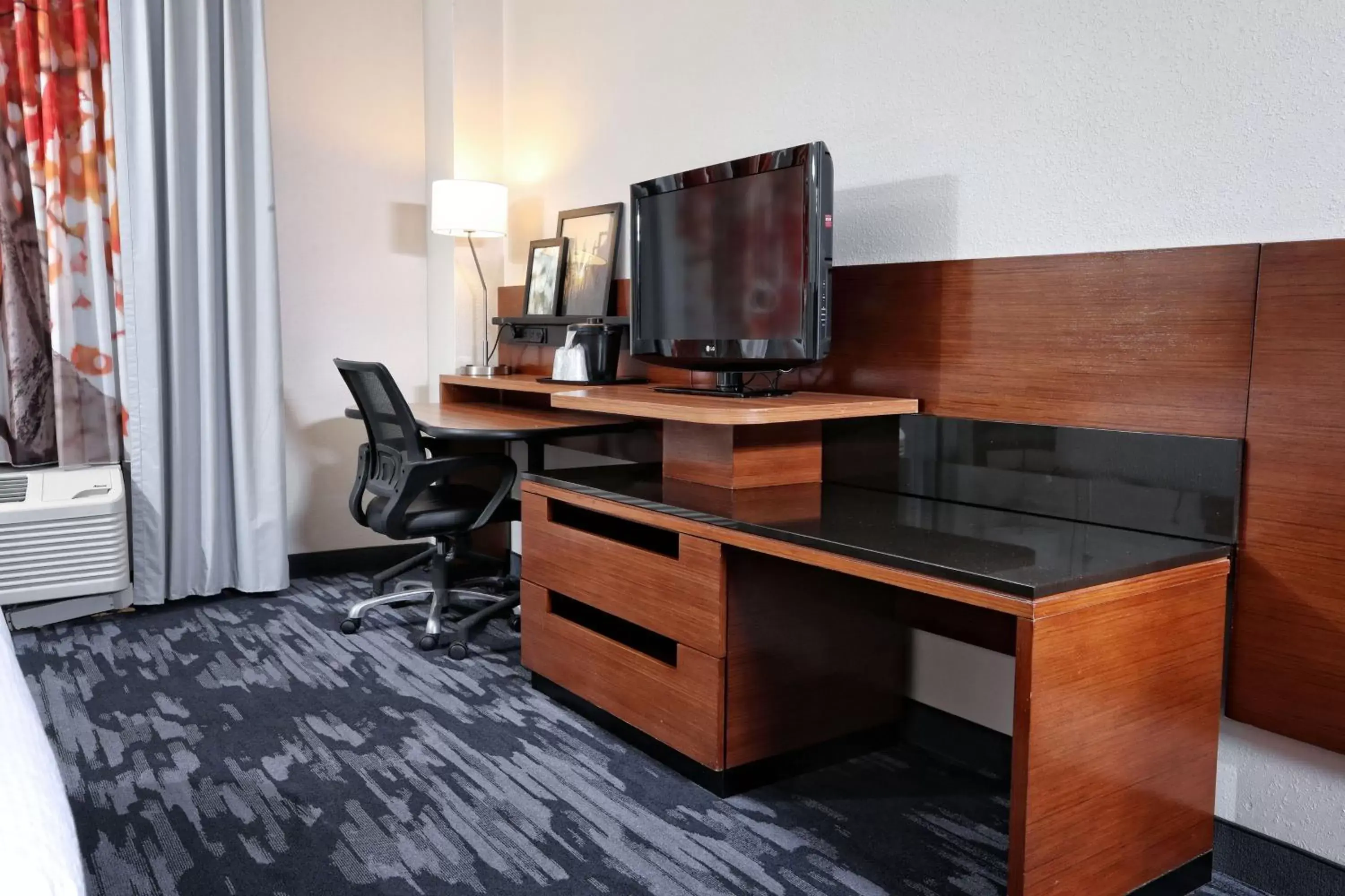 King Room with Adapted Tub - Mobility and Hearing Accessible in Fairfield Inn & Suites by Marriott Charleston North/Ashley Phosphate King Room with Adapted Tub - Mobility and Hearing Accessible in Fairfield Inn & Suites by Marriott Charleston North/Ashley Phosphate