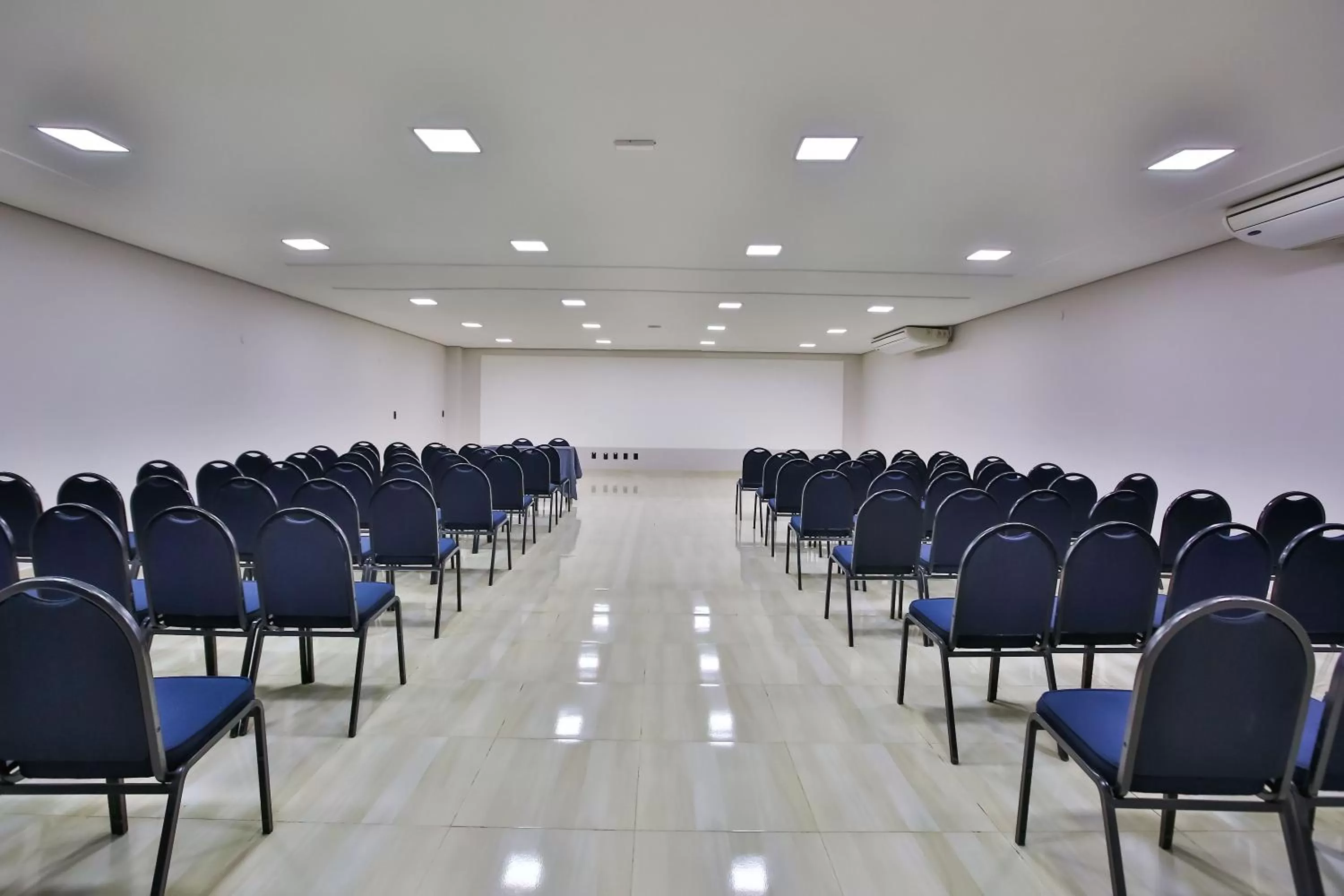 Meeting/conference room in Vivendas Rio Claro by Atlantica