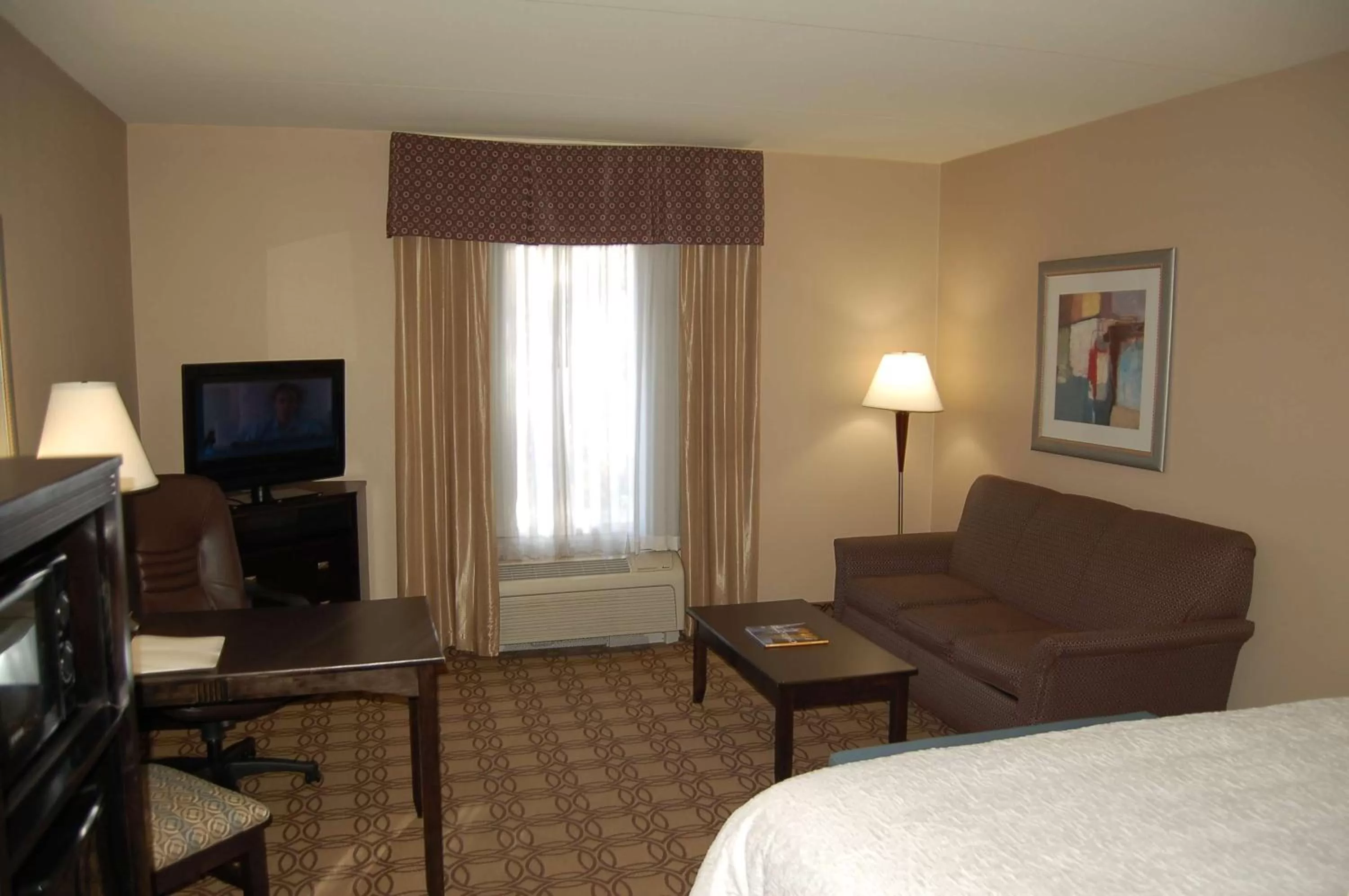 Bedroom, Bed in Hampton Inn & Suites Charlotte-Airport
