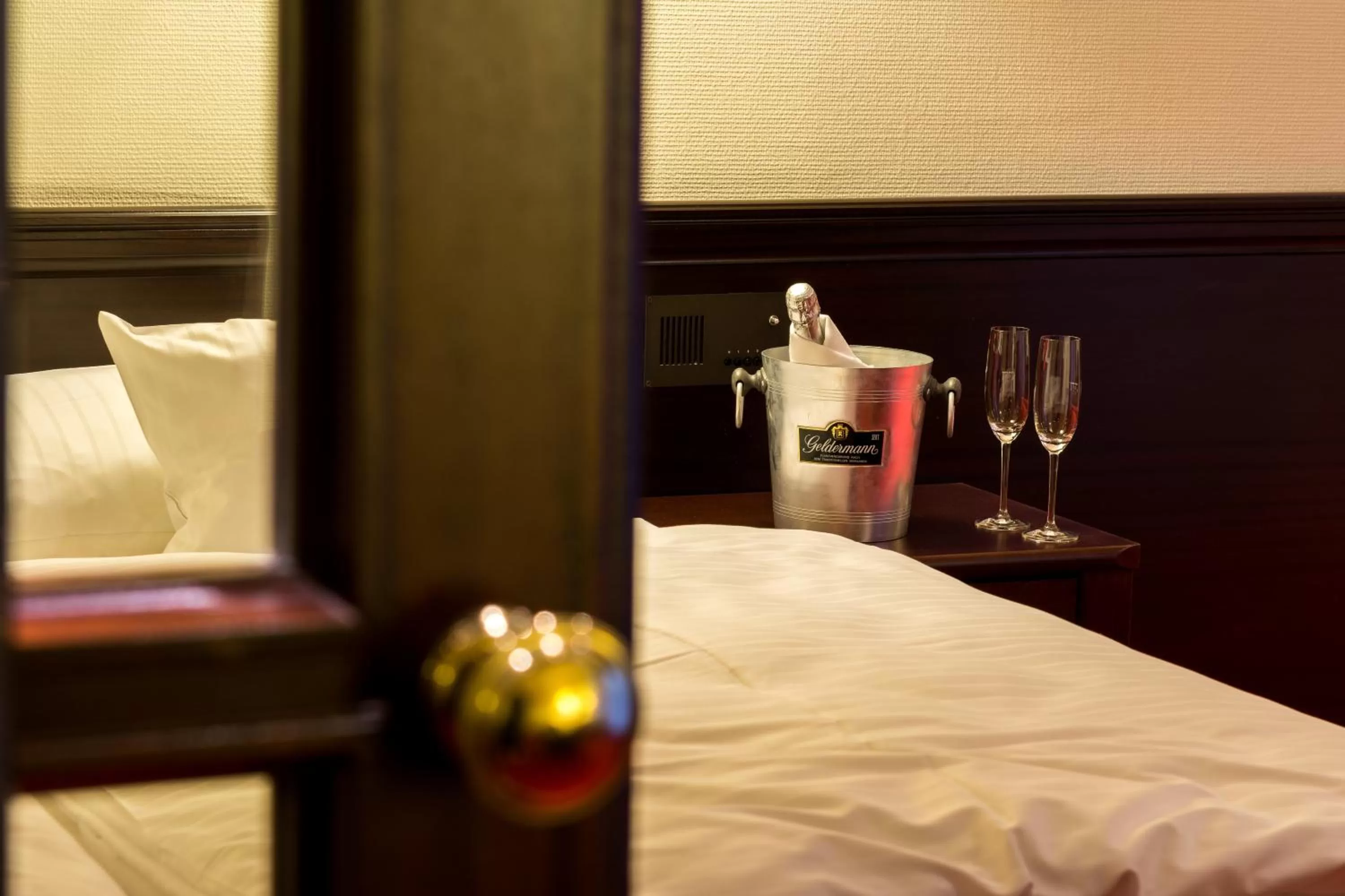 Alcoholic drinks, Bed in Sachsenwald Hotel Reinbek