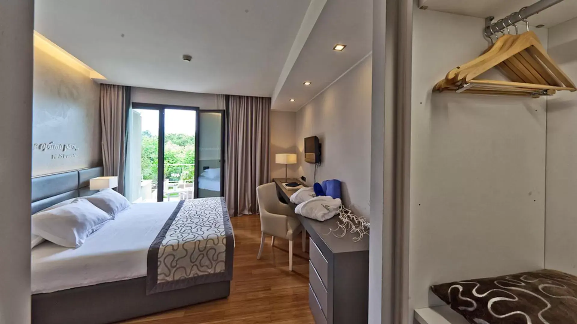 Majestic Superior Double or Twin Room with Pool Access - single occupancy in Galzignano Resort Terme & Golf - Hotel Majestic Majestic Superior Double or Twin Room with Pool Access - single occupancy in Galzignano Resort Terme & Golf - Hotel Majestic