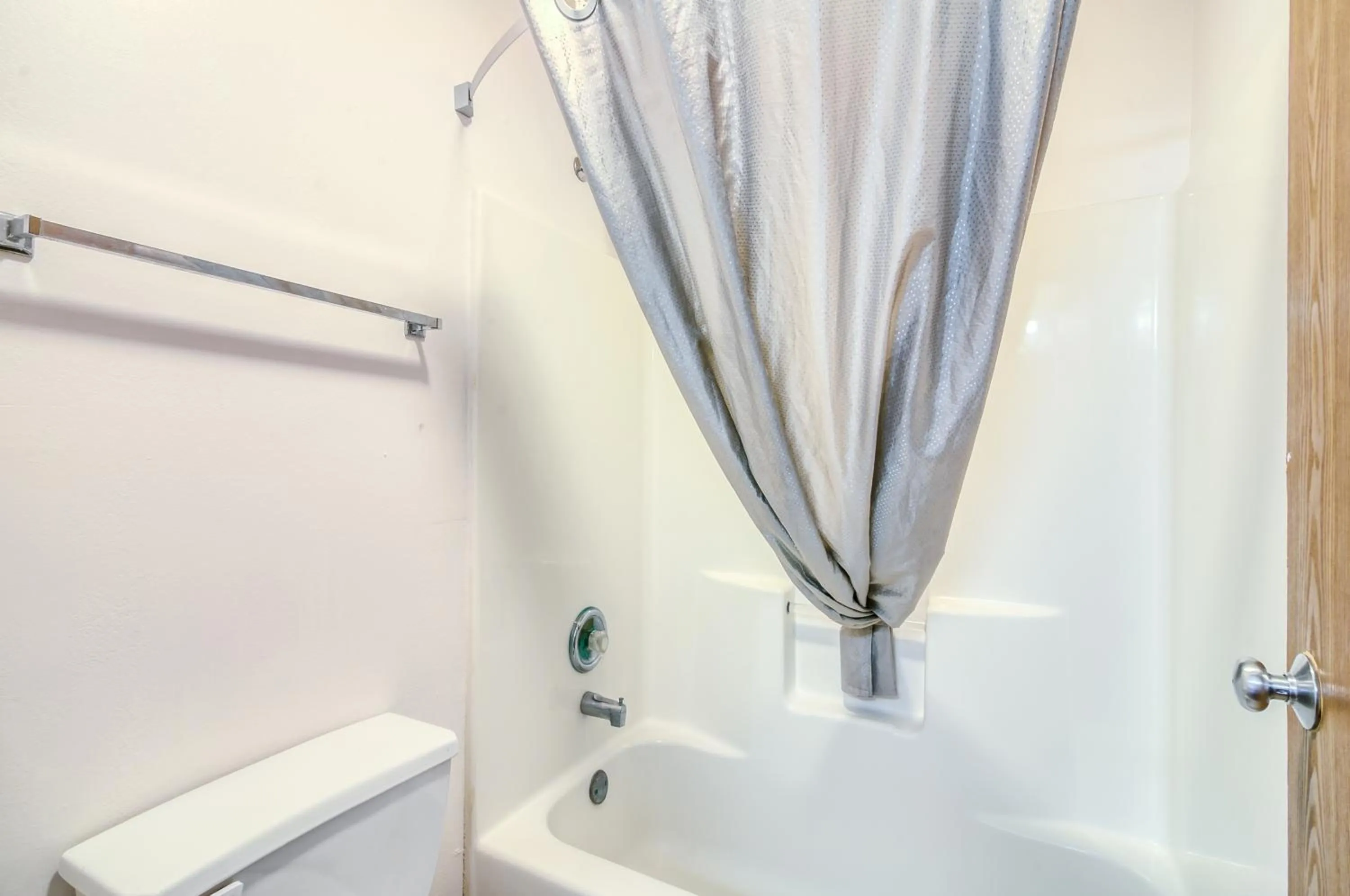 Bathroom in Motel 6-Lansing, IL - Chicago South