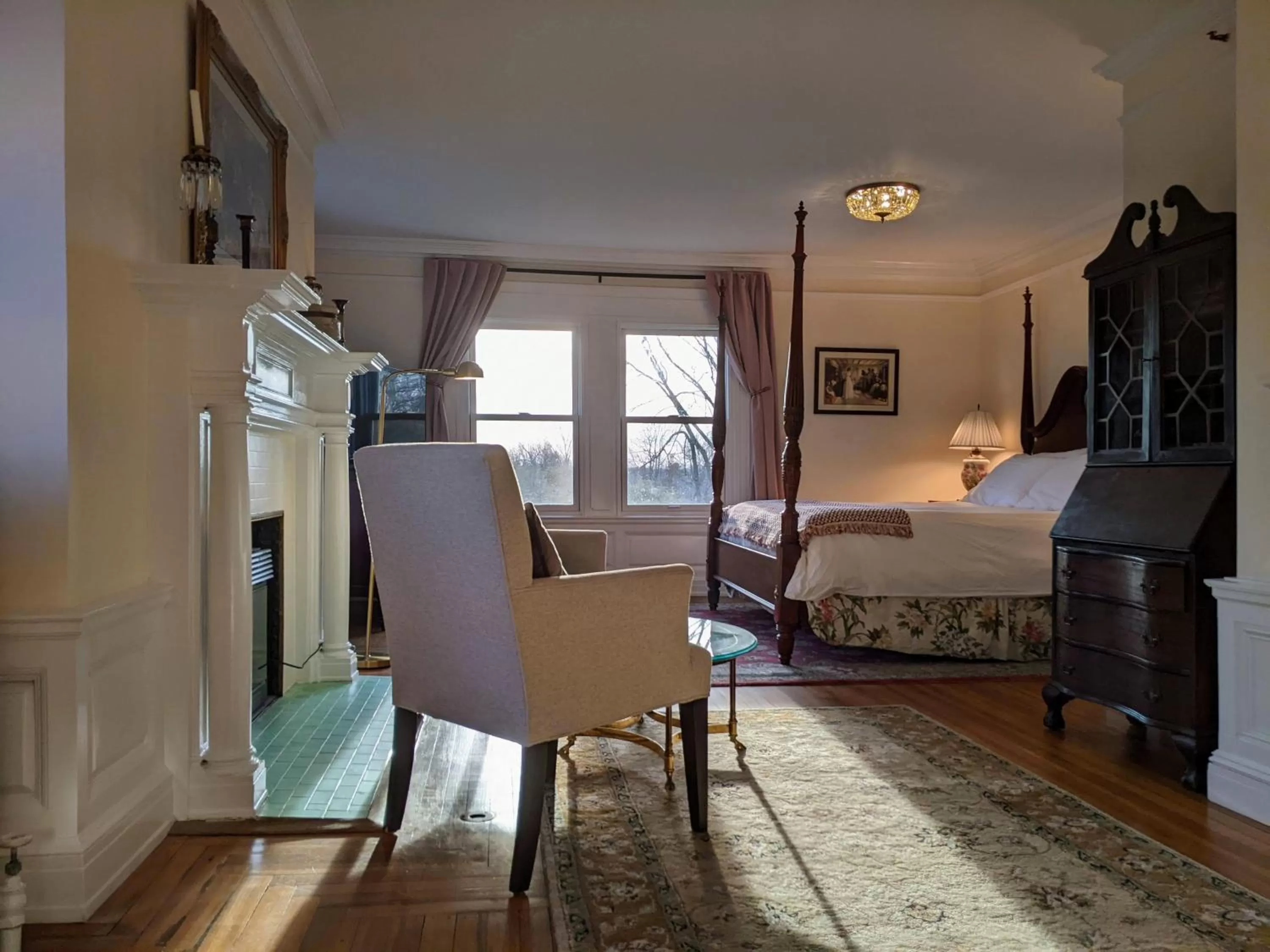 Seating area, Bed in Stanton House Inn