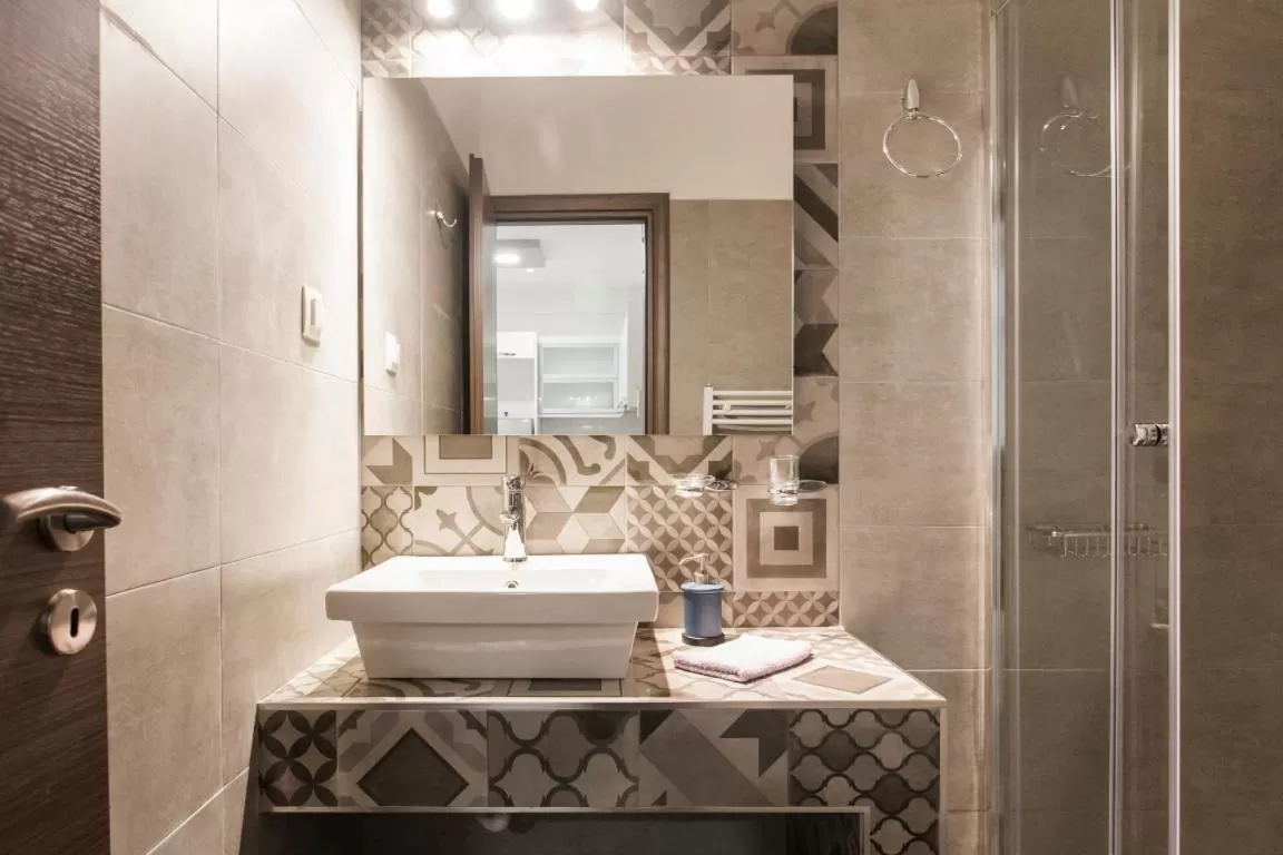 Bathroom in Nicholas Point Apartments and Rooms