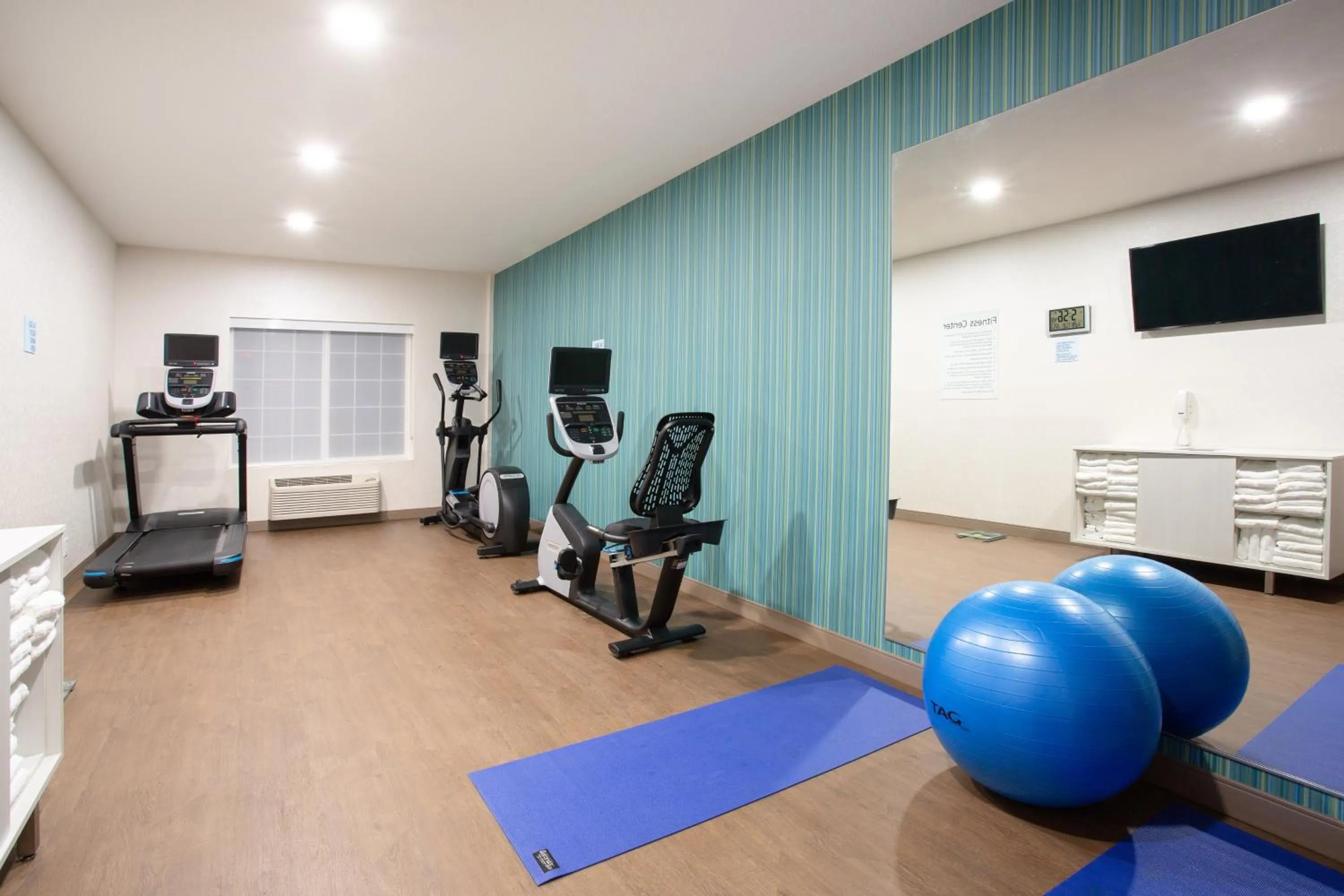 Fitness centre/facilities in Holiday Inn Express & Suites Lincoln City by IHG