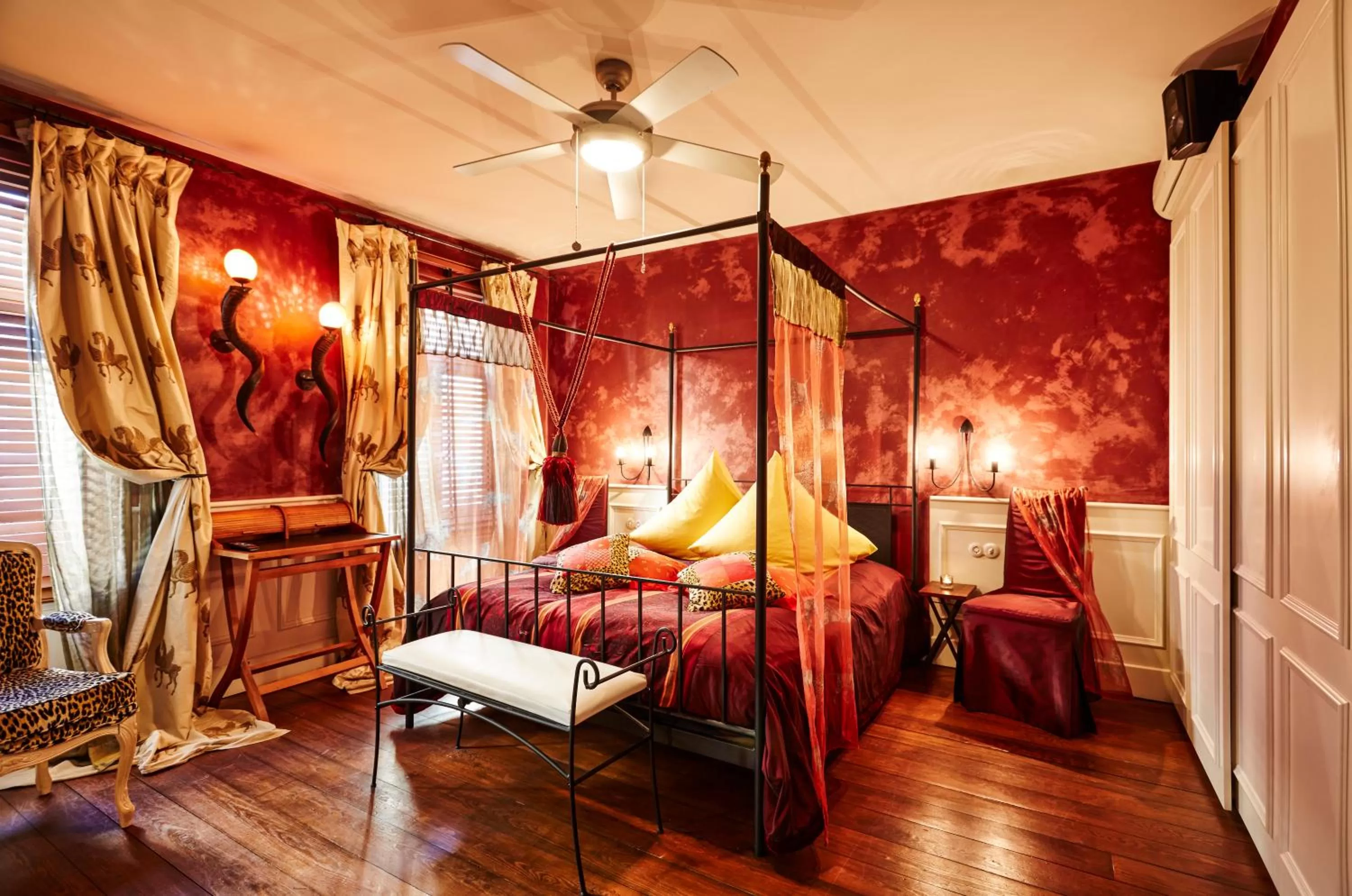 Photo of the whole room, Bed in Der Zauberlehrling