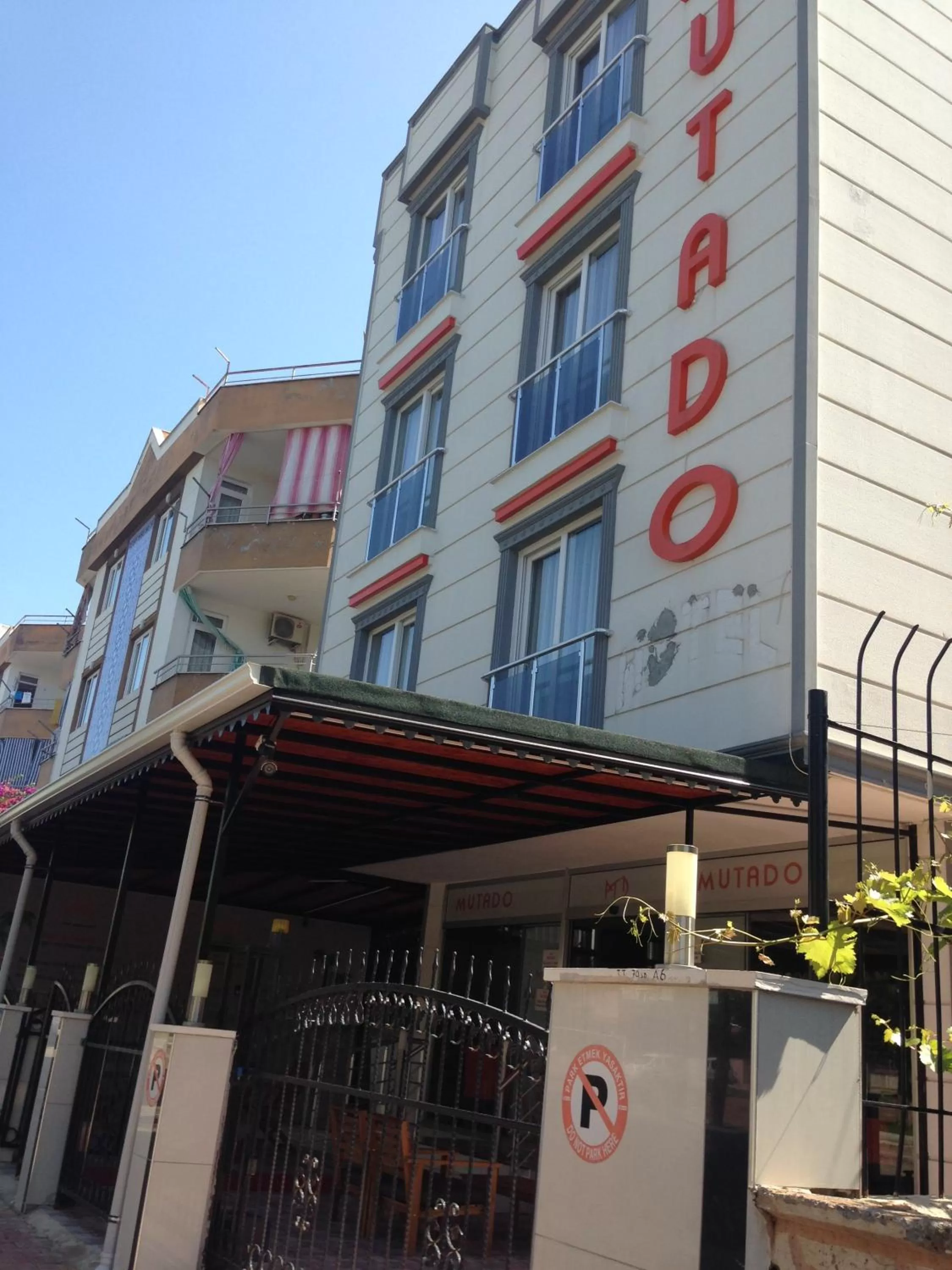 Facade/entrance, Property Building in Mutado Hotel