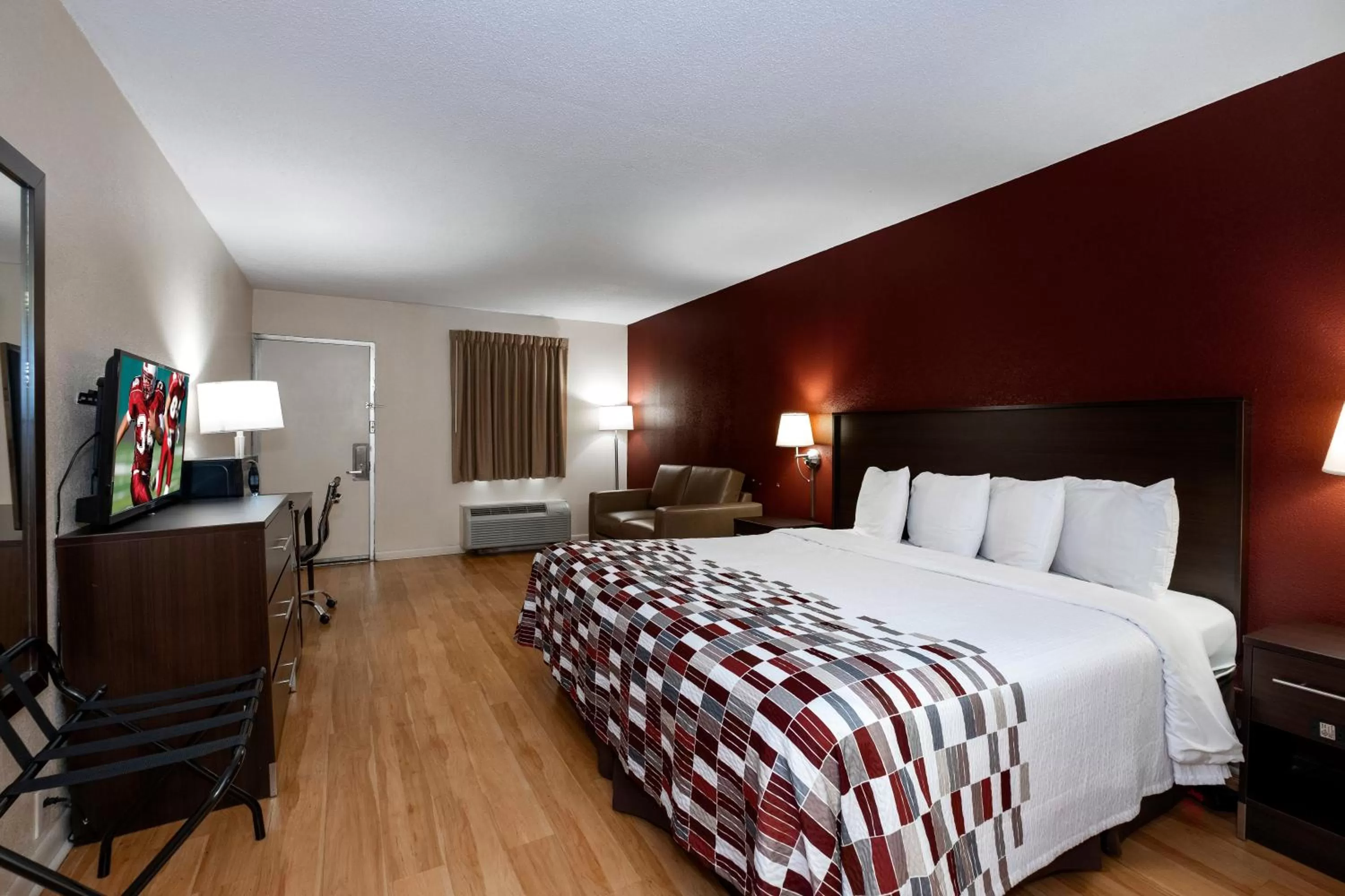 Deluxe King Room with Sofa Non-Smoking in Red Roof Inn Knoxville North - Merchants Drive