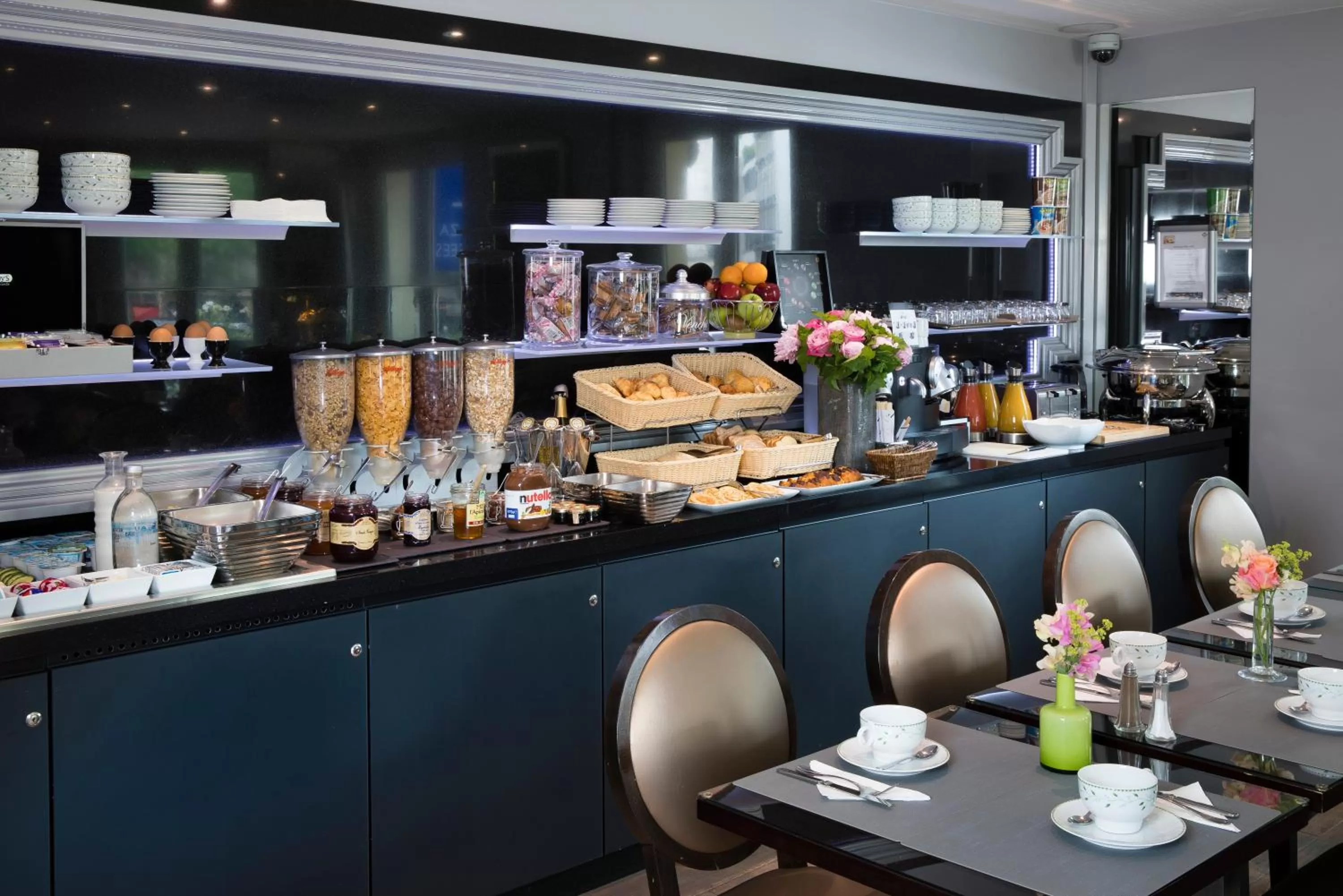 Restaurant/places to eat in Hotel Plaza Elysées