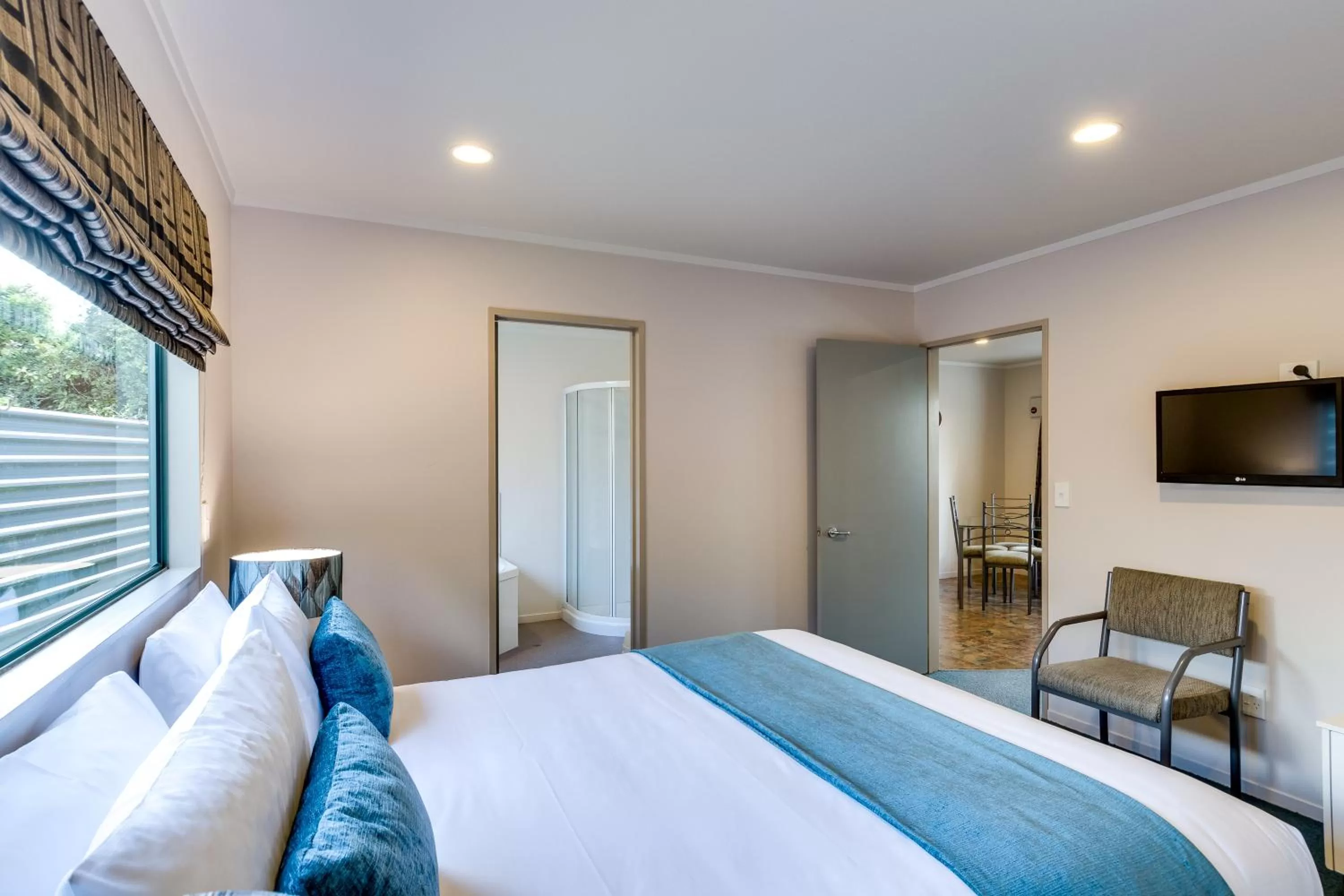 Photo of the whole room, Bed in Portmans Motor Lodge