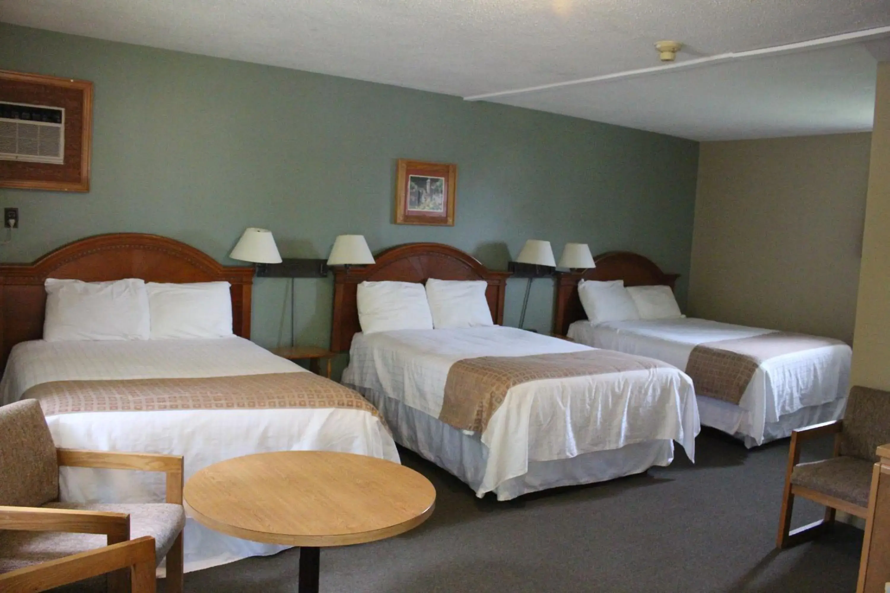 Family Room in Colonial Resort-1000Islands Family Room in Colonial Resort-1000Islands