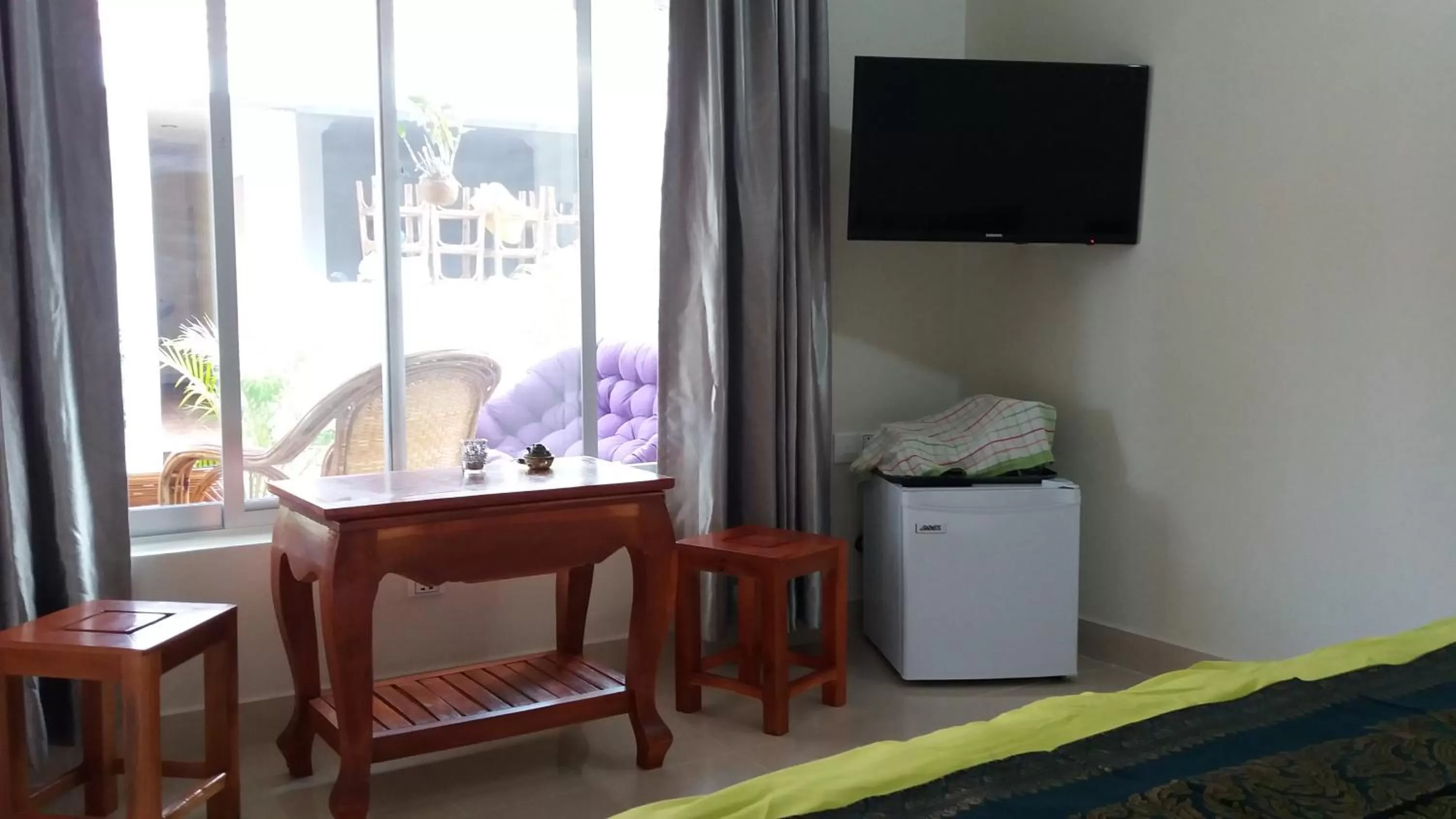 Day, TV/Entertainment Center in Spayhiti