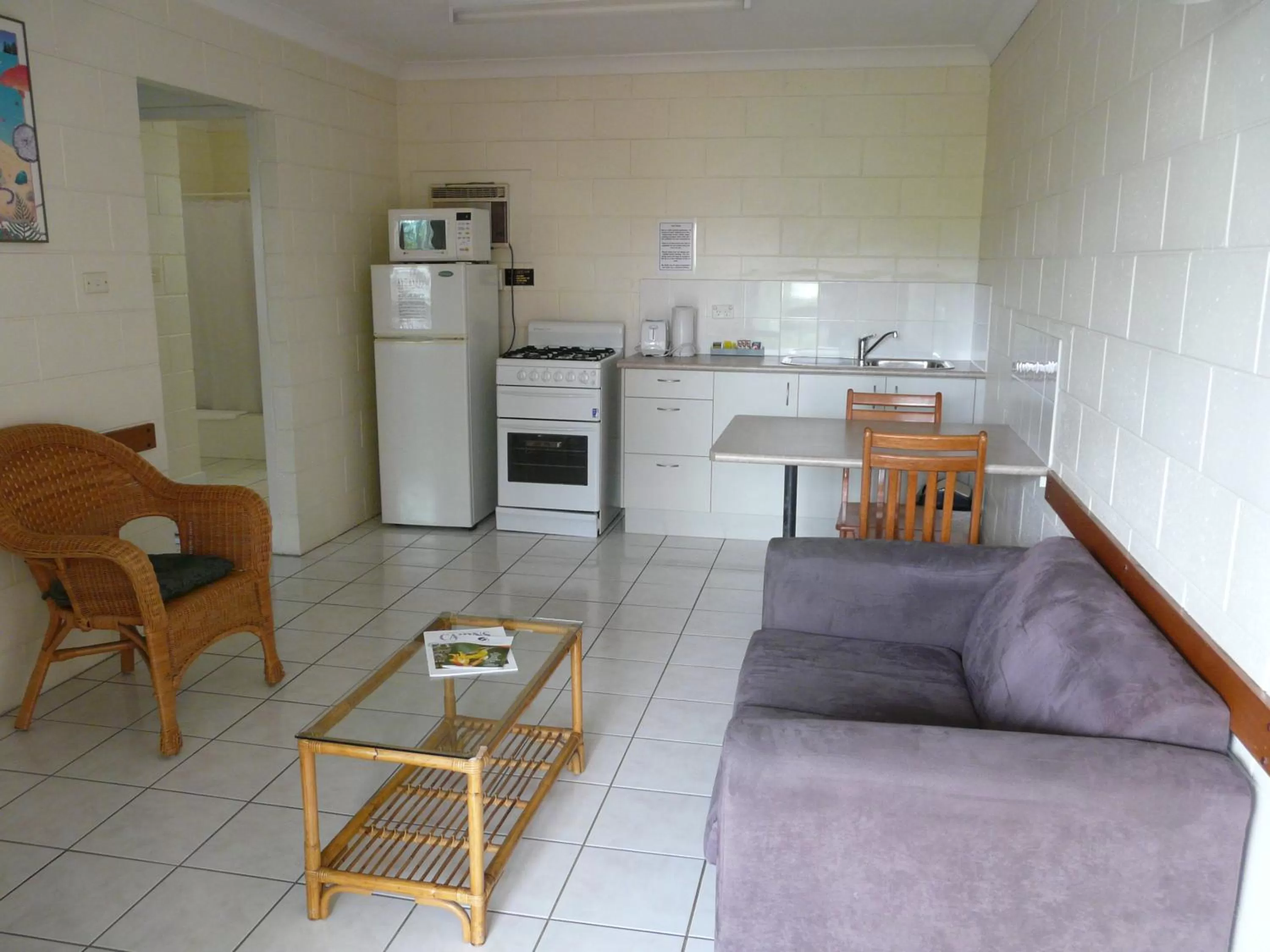 Living room in Oasis Inn Apartments