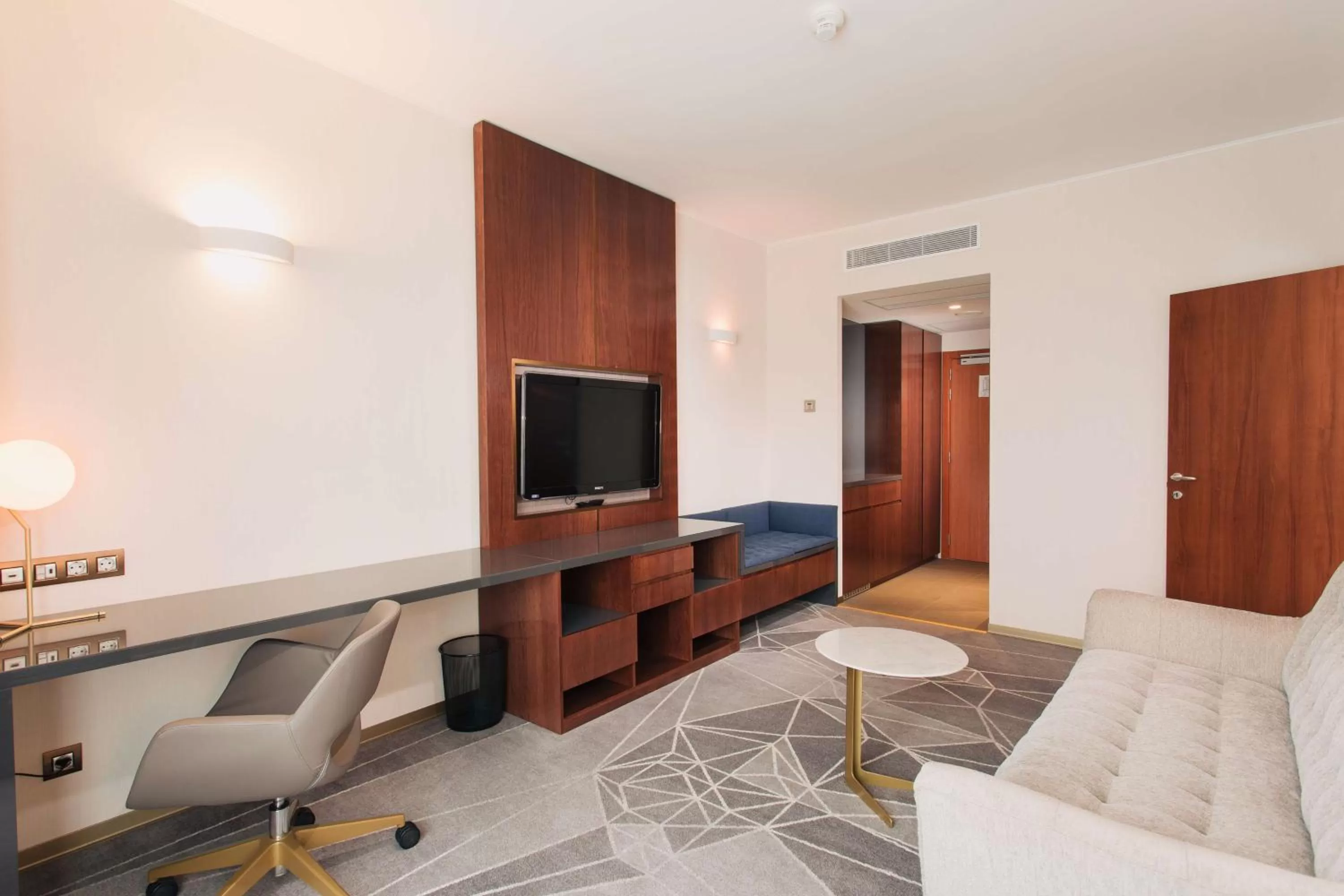 TV and multimedia in DoubleTree by Hilton Hotel Cluj - City Plaza
