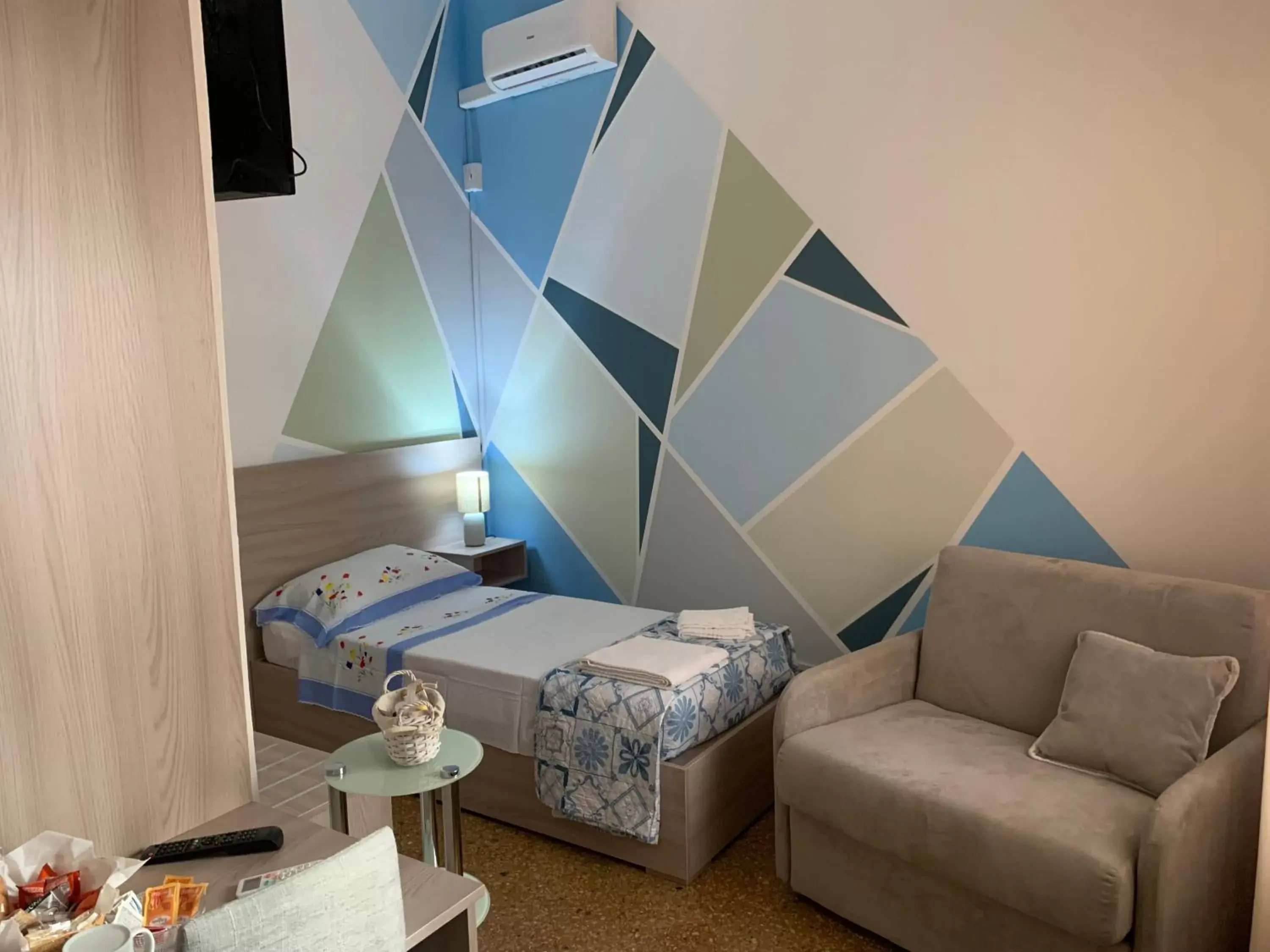 Single Room in Erythrà Bed and Breakfast Single Room in Erythrà Bed and Breakfast