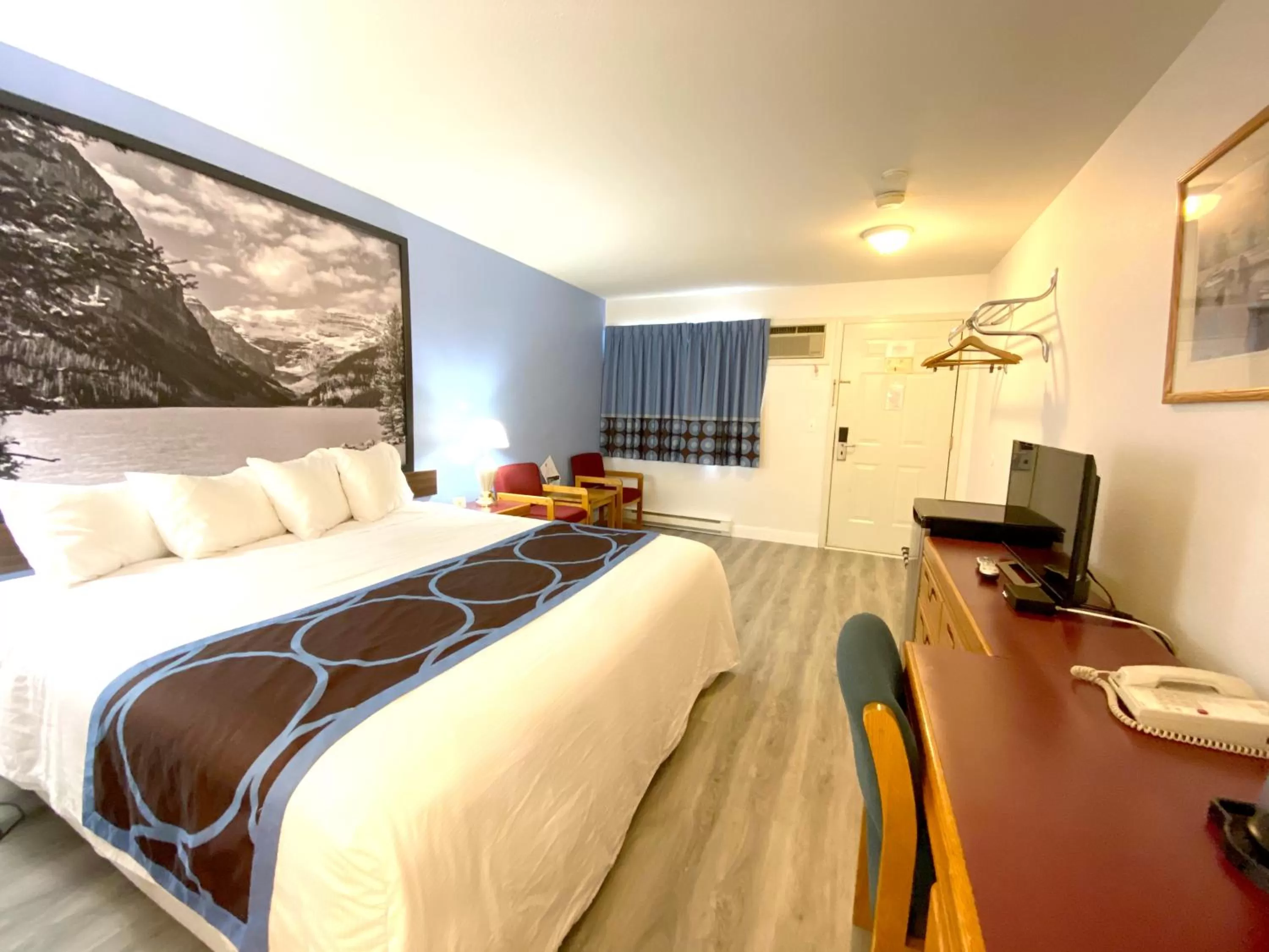 Bed in Super 8 by Wyndham Sicamous