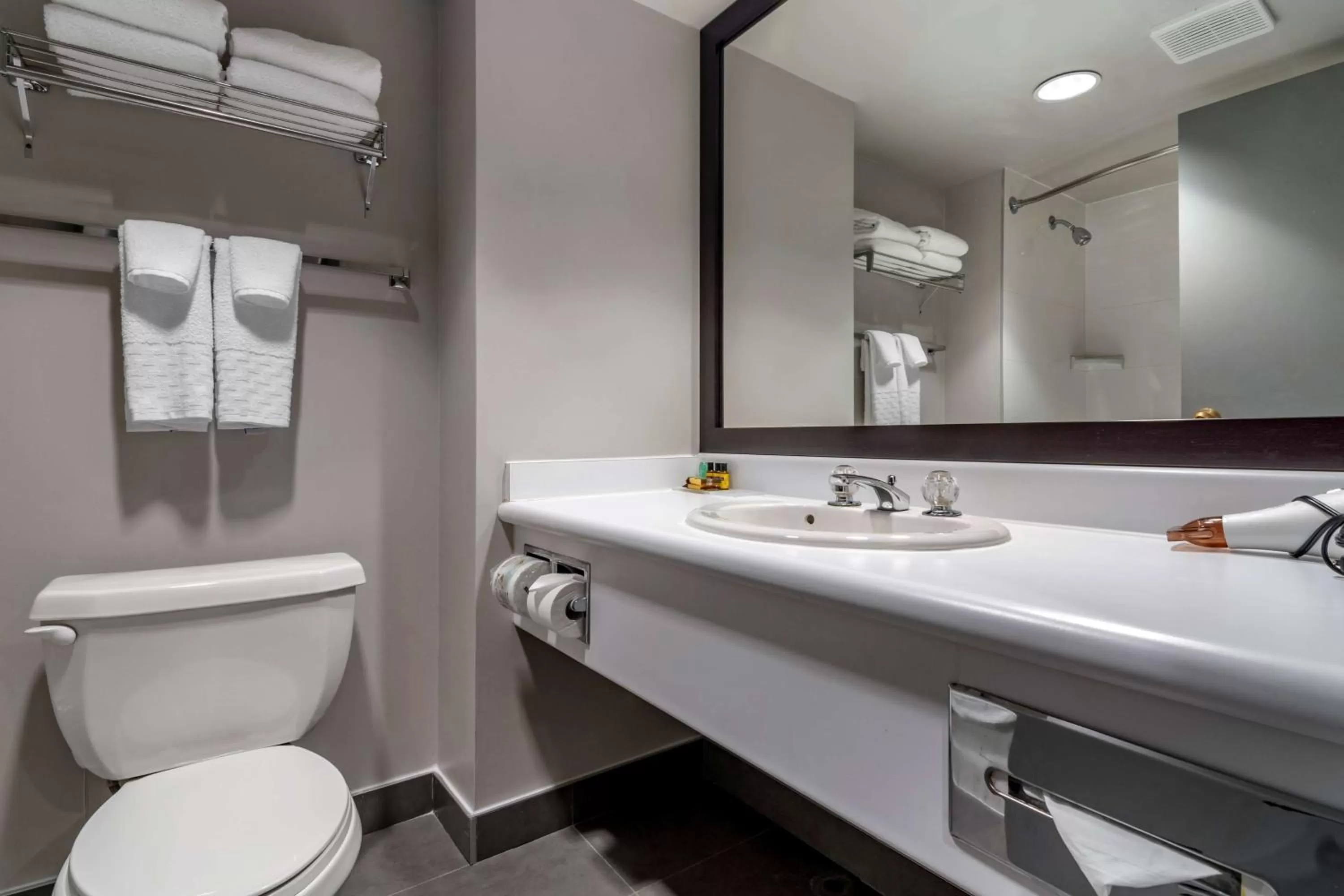 Bathroom in Best Western Plus Vancouver Airport Hotel