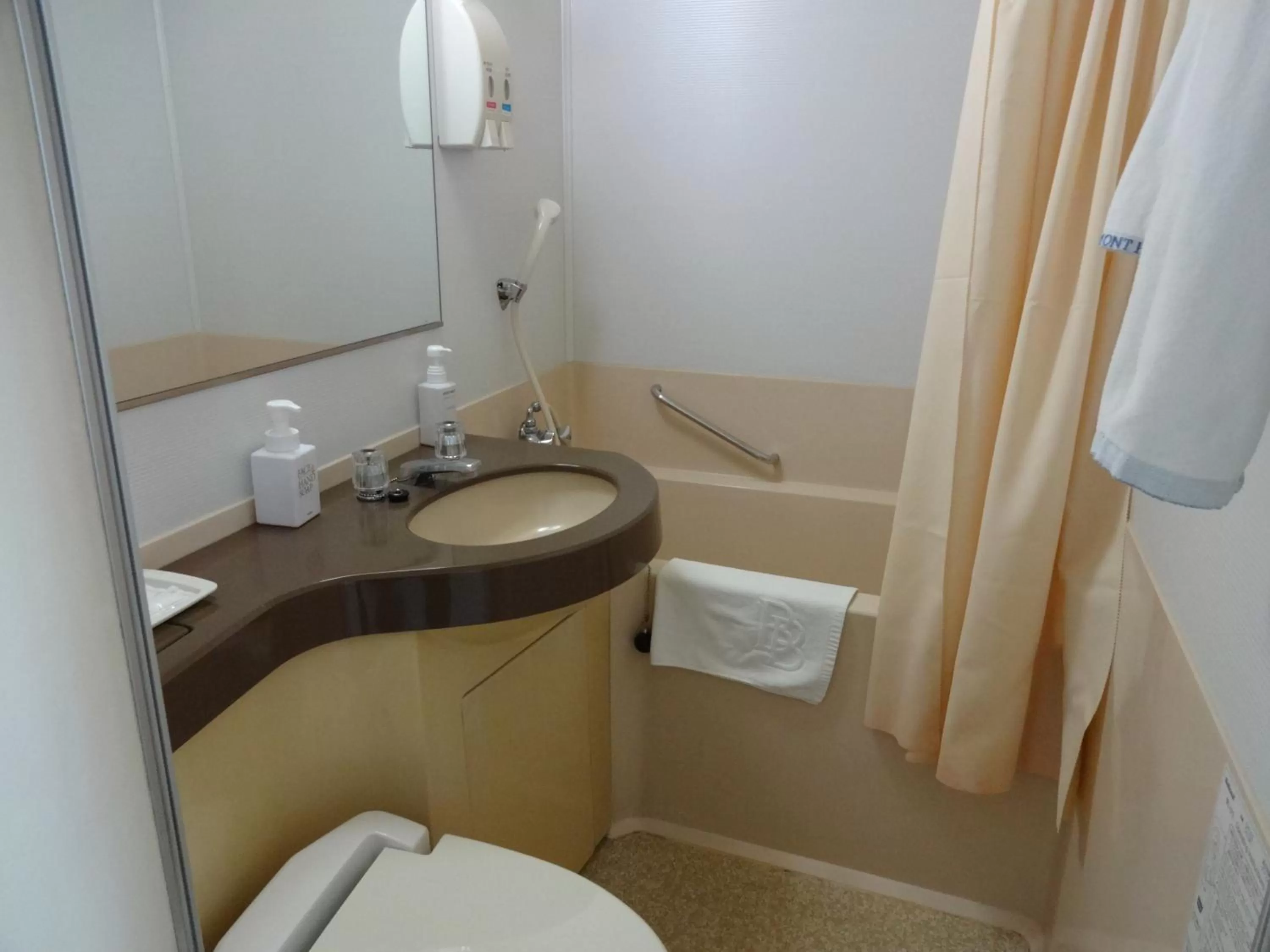 Toilet in Belmont Hotel