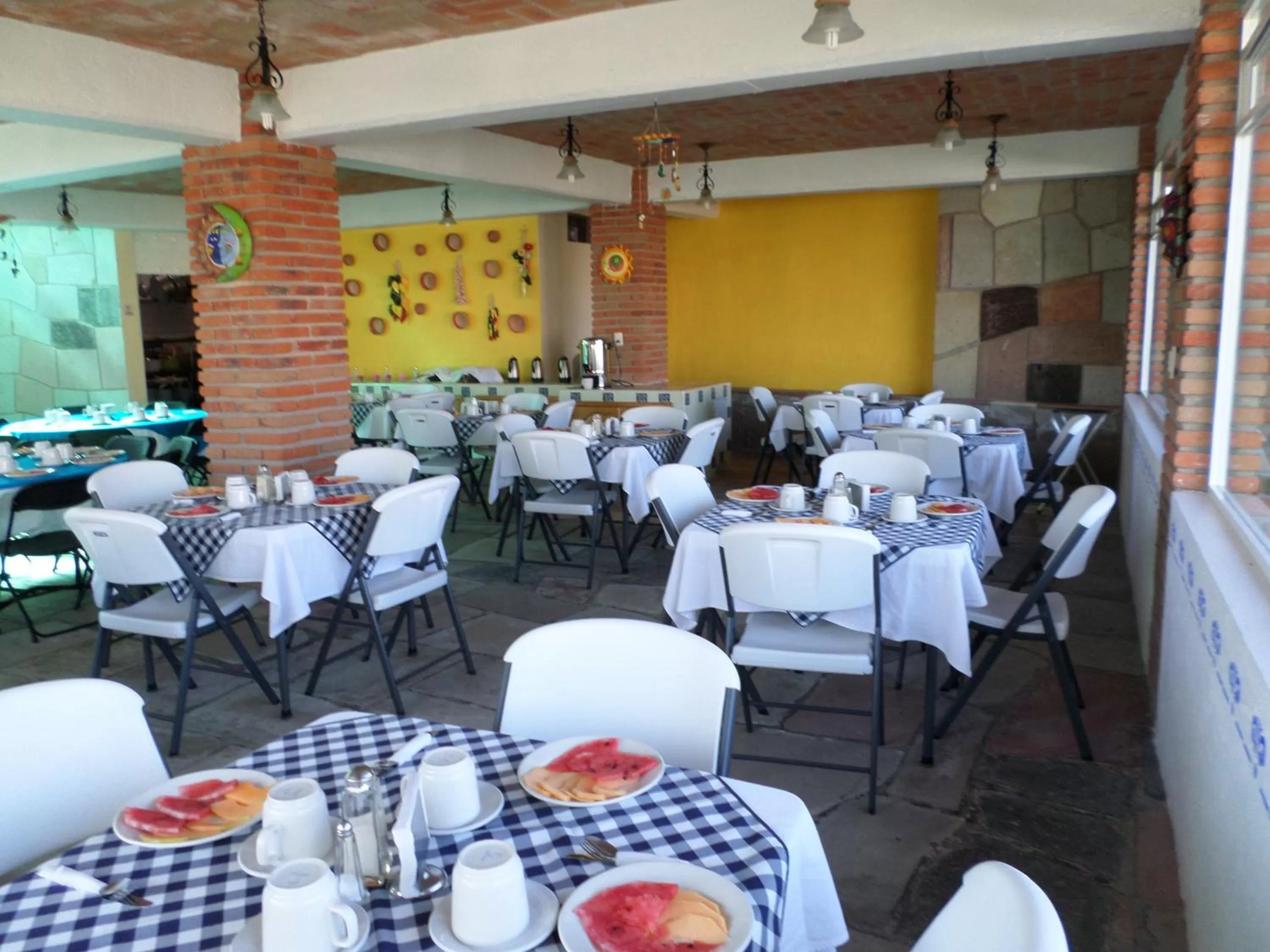 Restaurant/places to eat in Hotel Santa Barbara