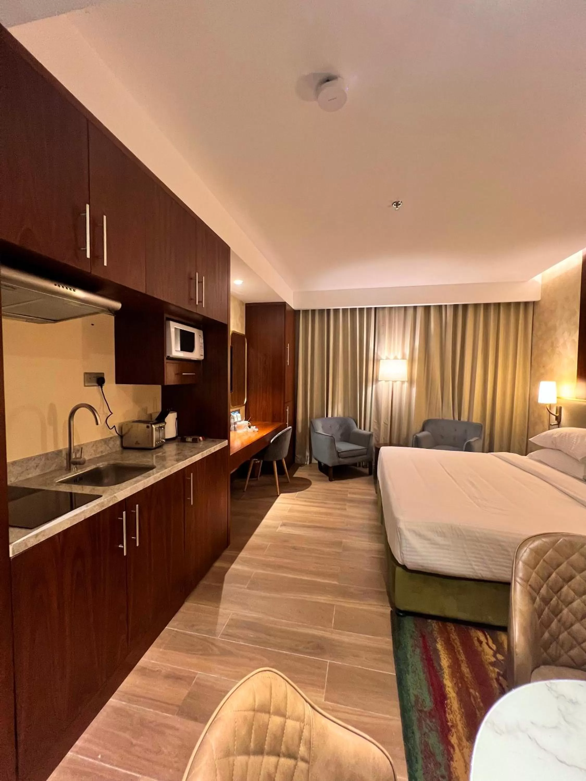 Kitchen or kitchenette, Bed in City Seasons Suites