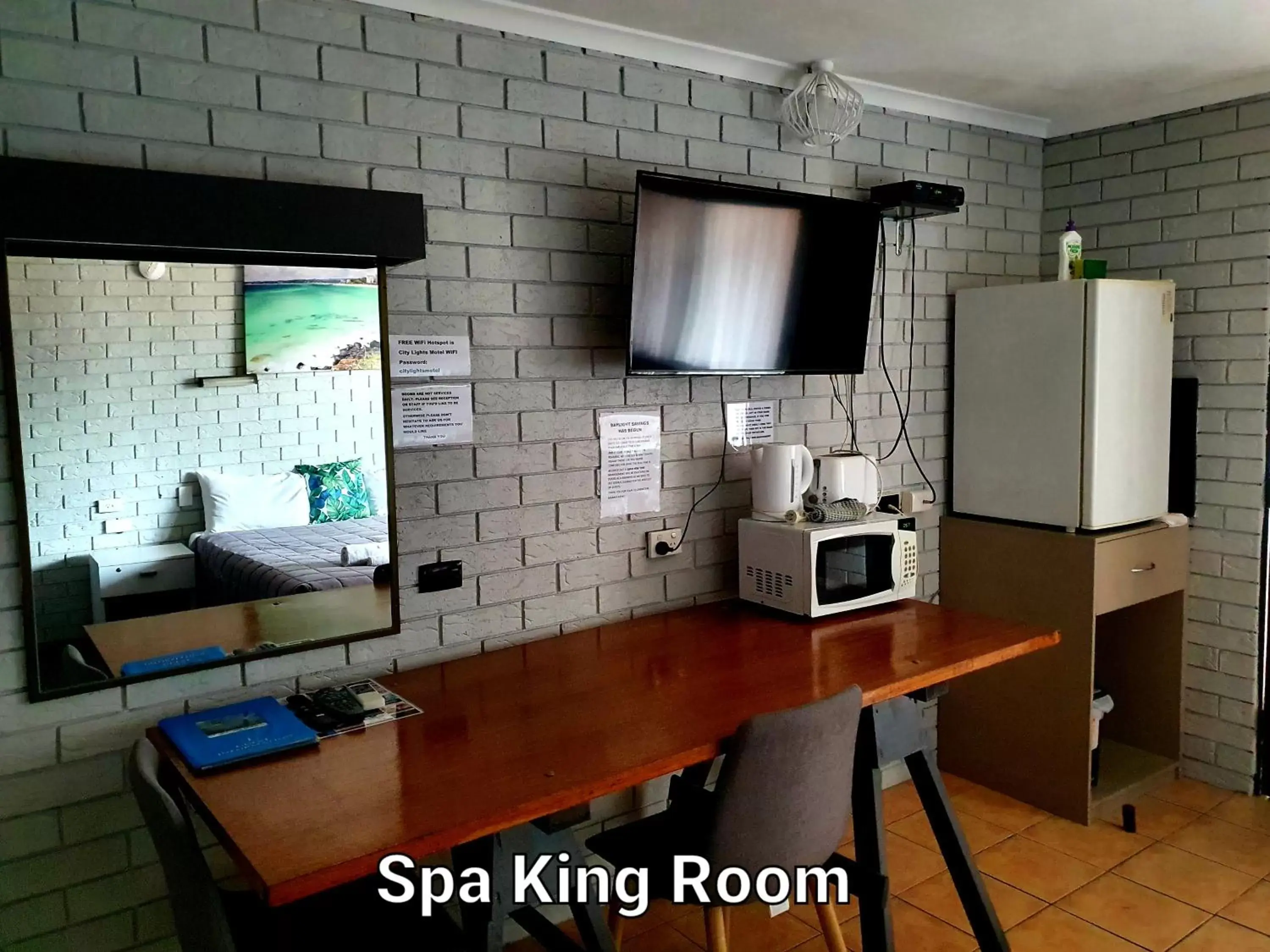 King Room with Spa Bath in City Lights Motel King Room with Spa Bath in City Lights Motel