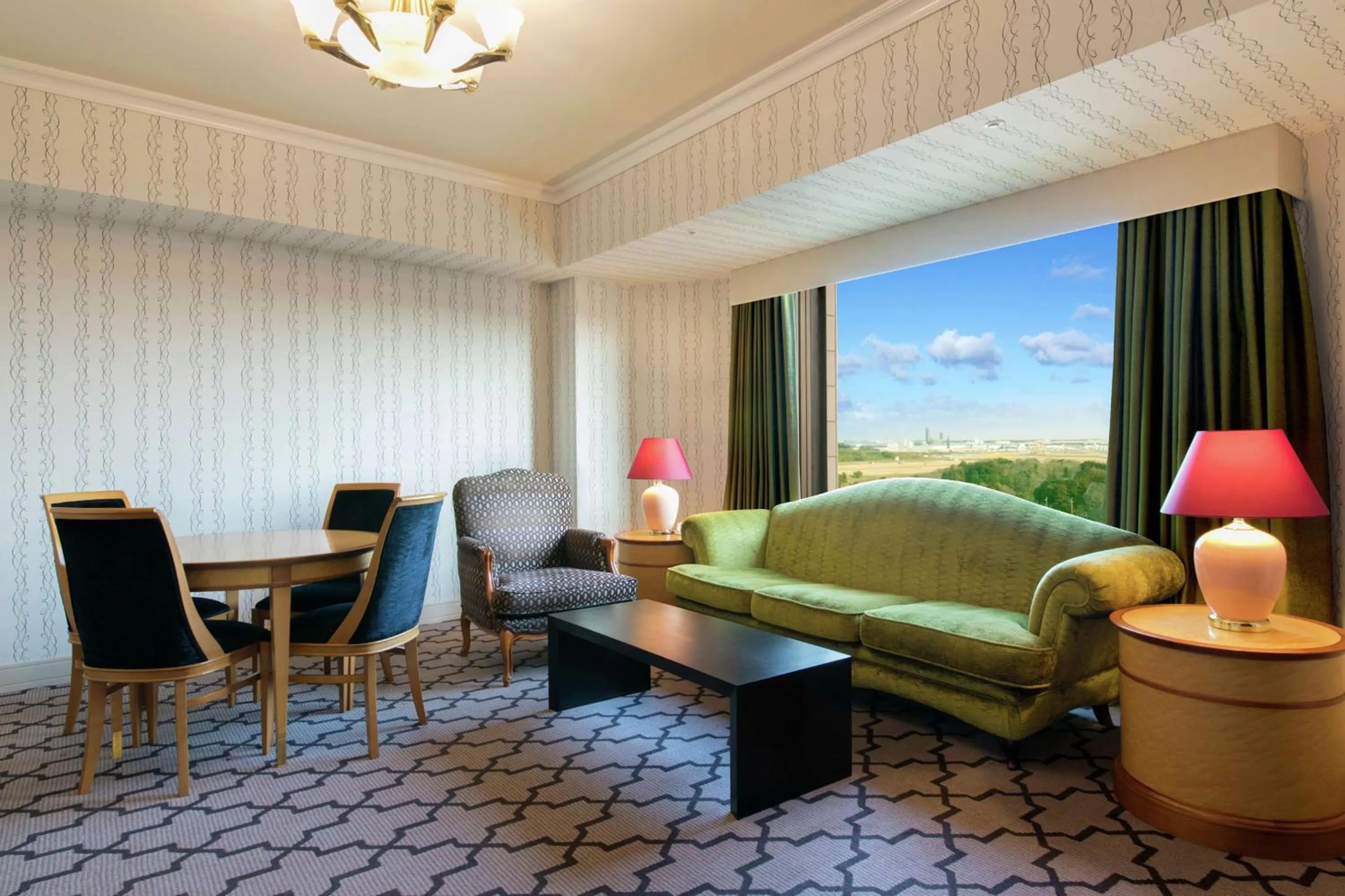 Living room, Bed in Hilton Tokyo Narita Airport