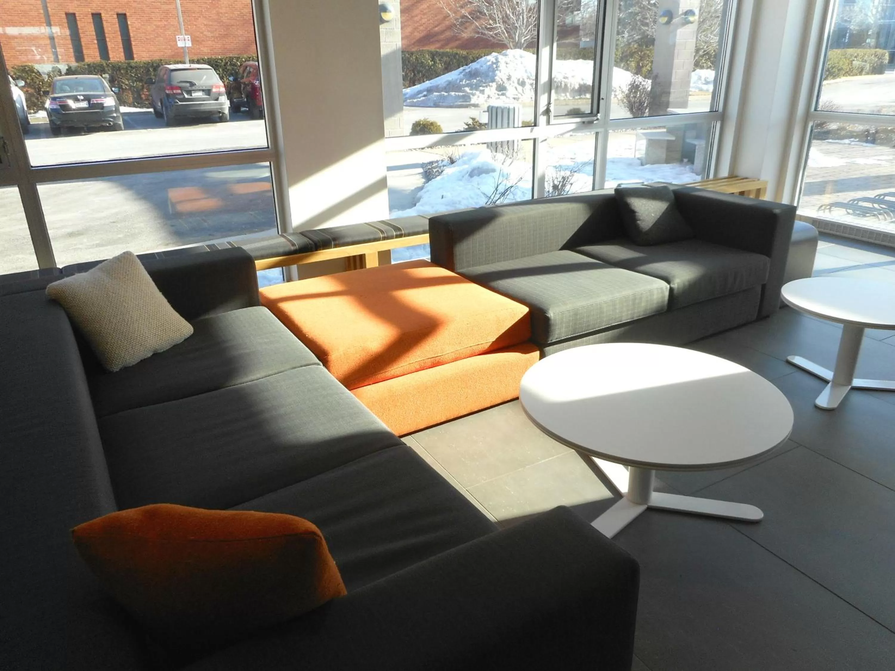 Lobby or reception in Le Dauphin Montréal-Longueuil