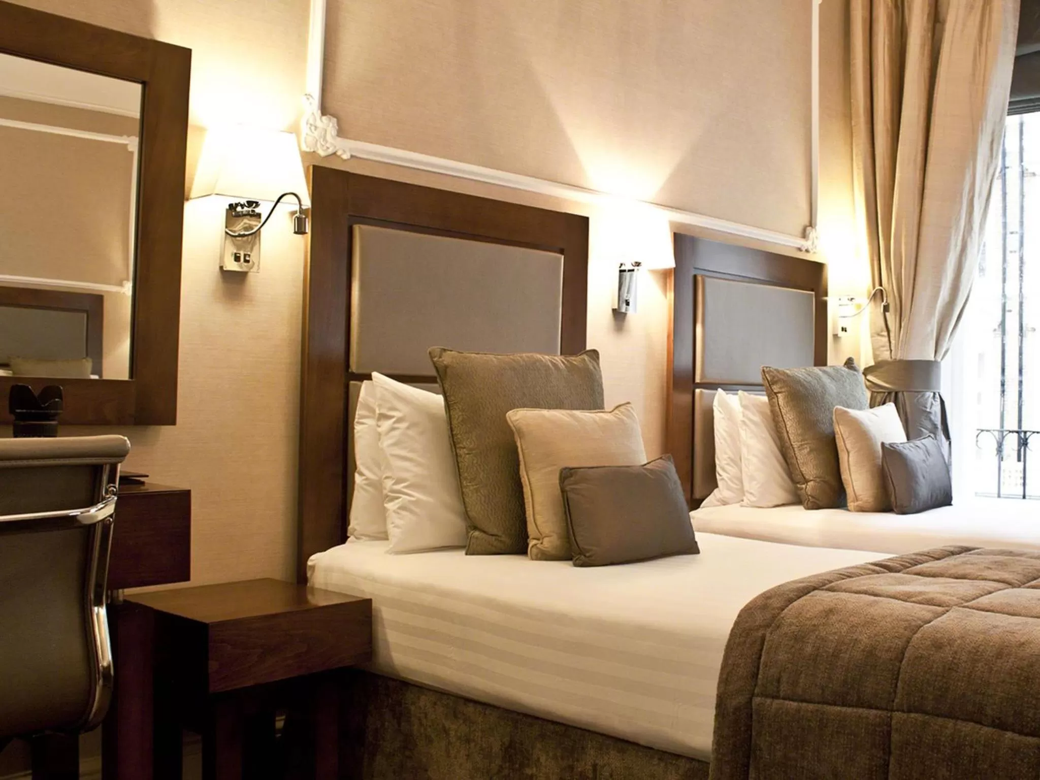 Bedroom, Bed in Gem Strathmore Hotel