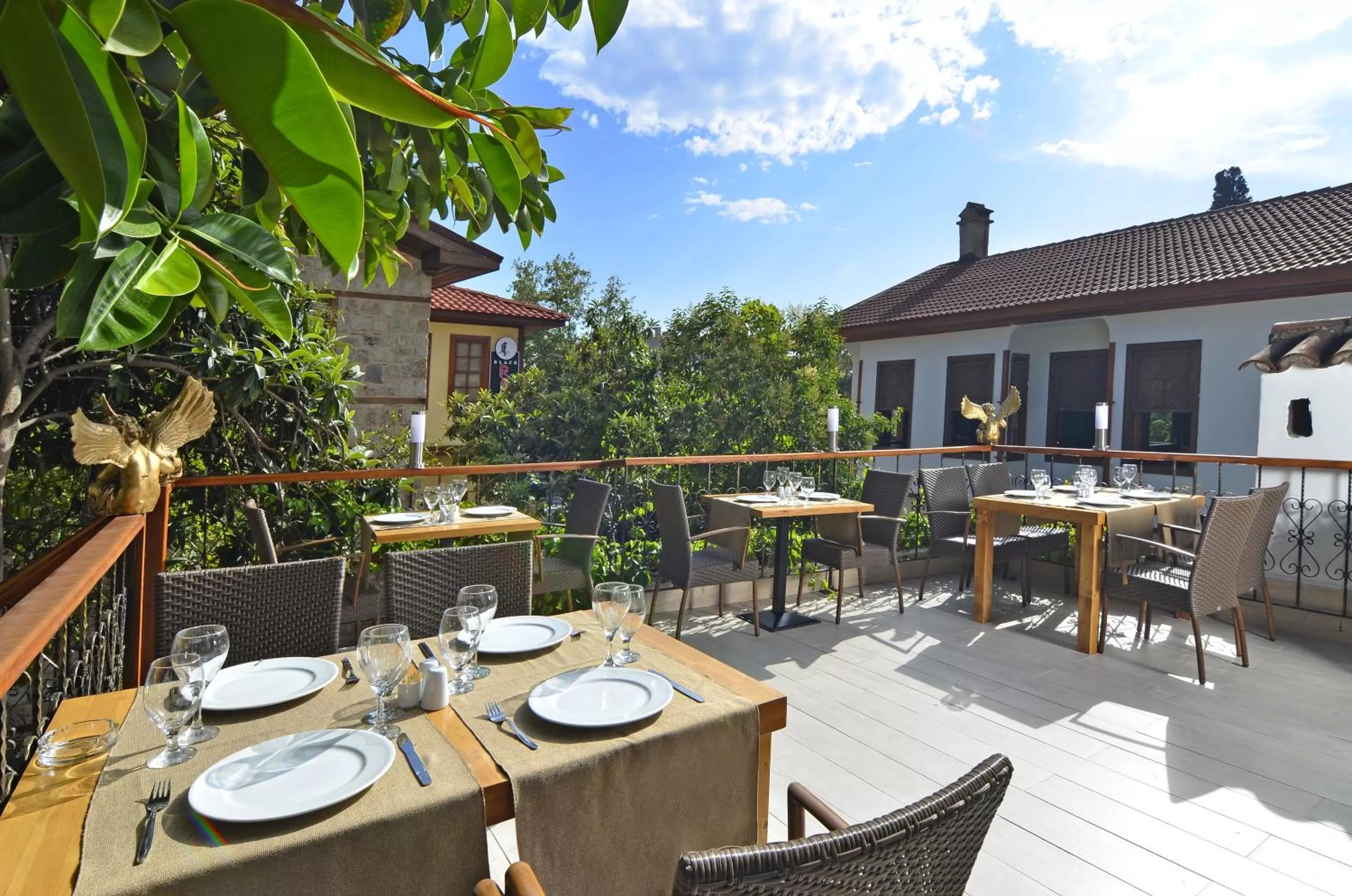 Restaurant/places to eat in Mia Hotel