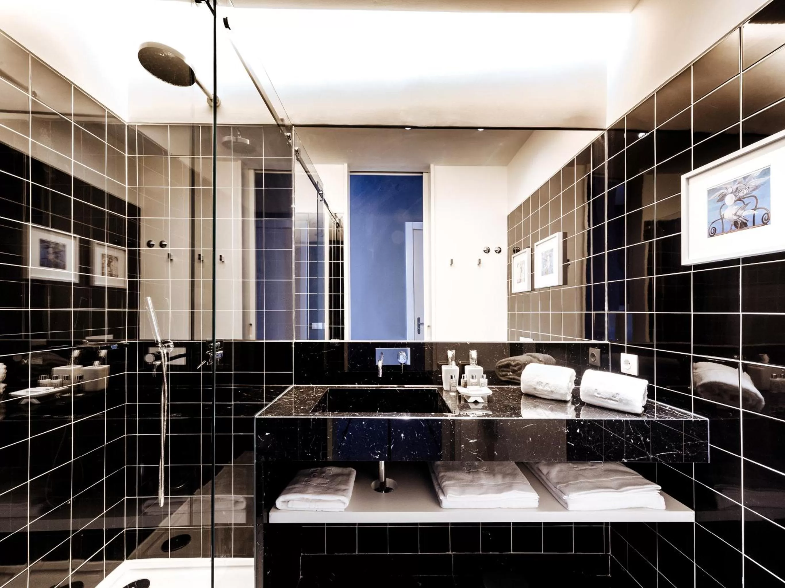 Bathroom in Dear Lisbon - Gallery House