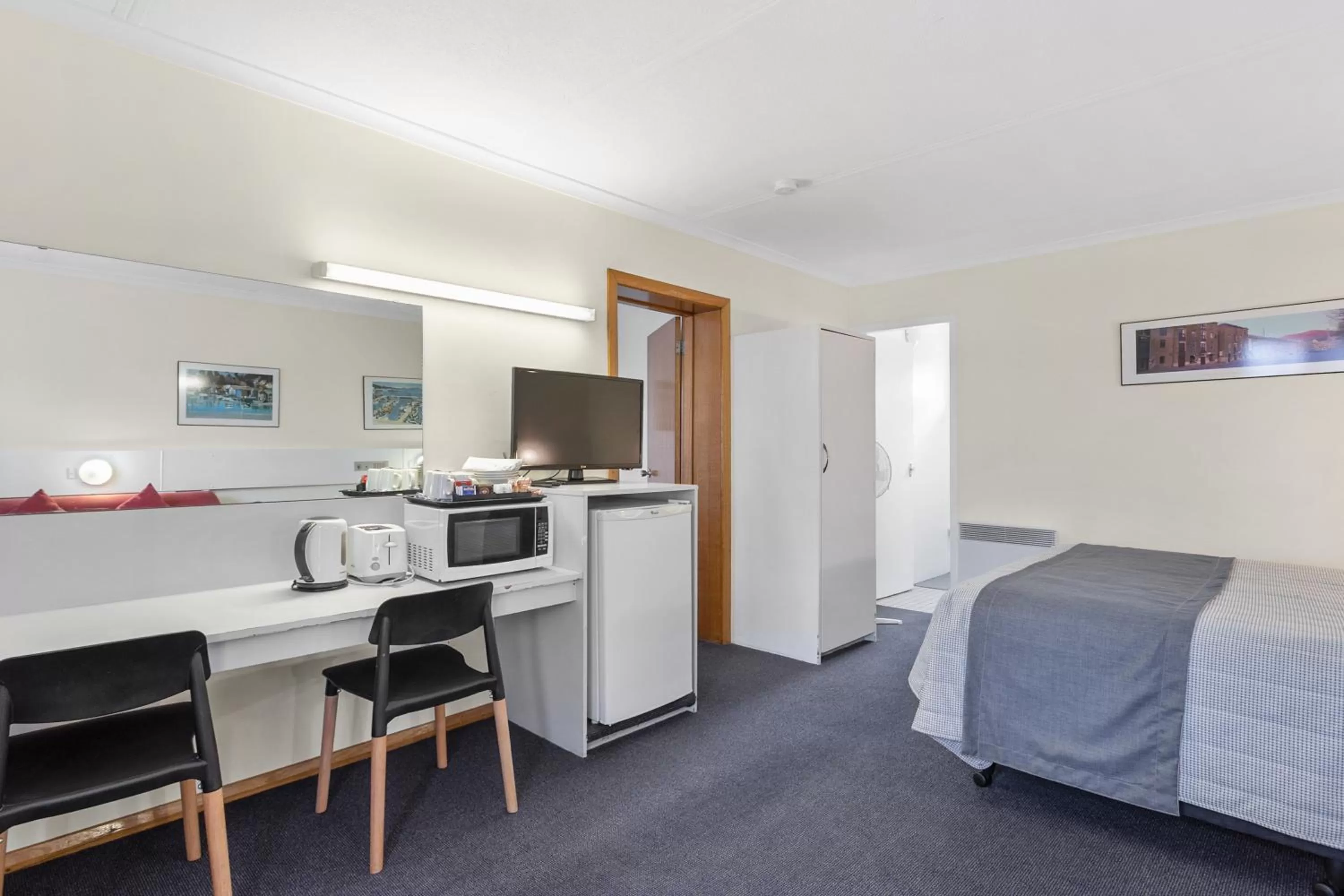 TV and multimedia, Bed in Martin Cash Motel