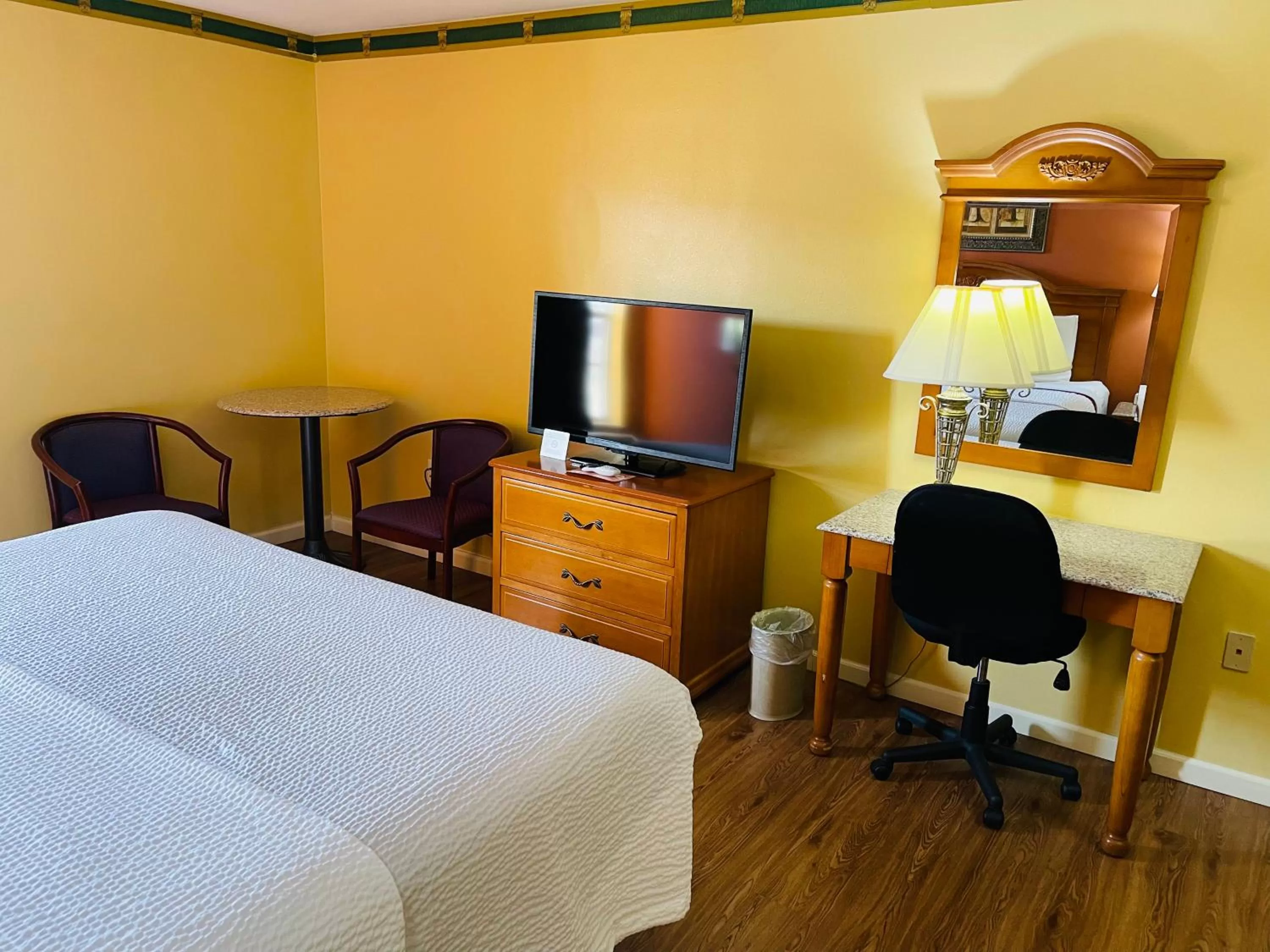 TV and multimedia, Bed in Mountain inn & suites - Dunlap TN
